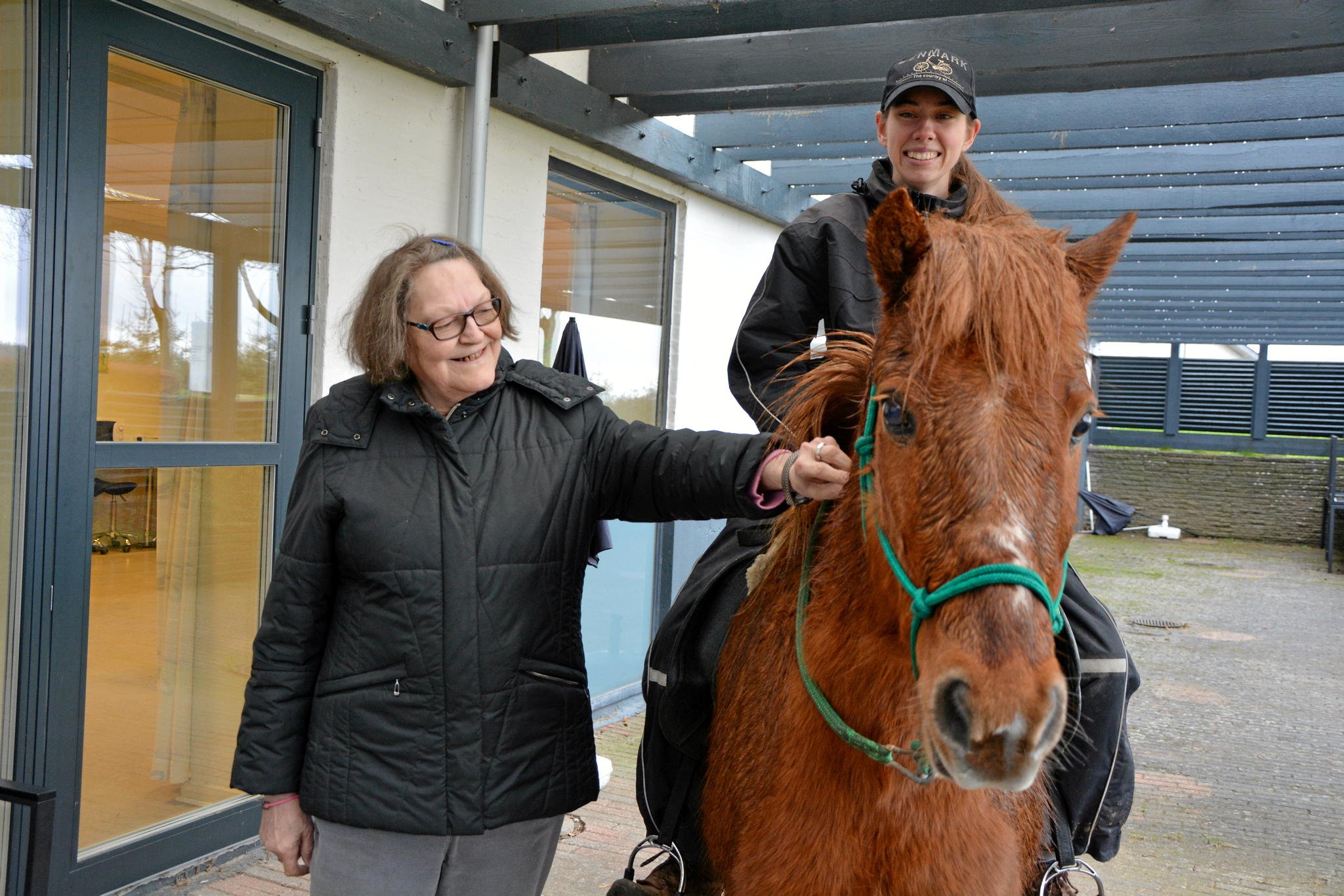 Merete Nordstrøm Olsen satte stor pris på at få besøg af ponyen Rökkvi og Pernille Stigaard. Foto: Mille Holst