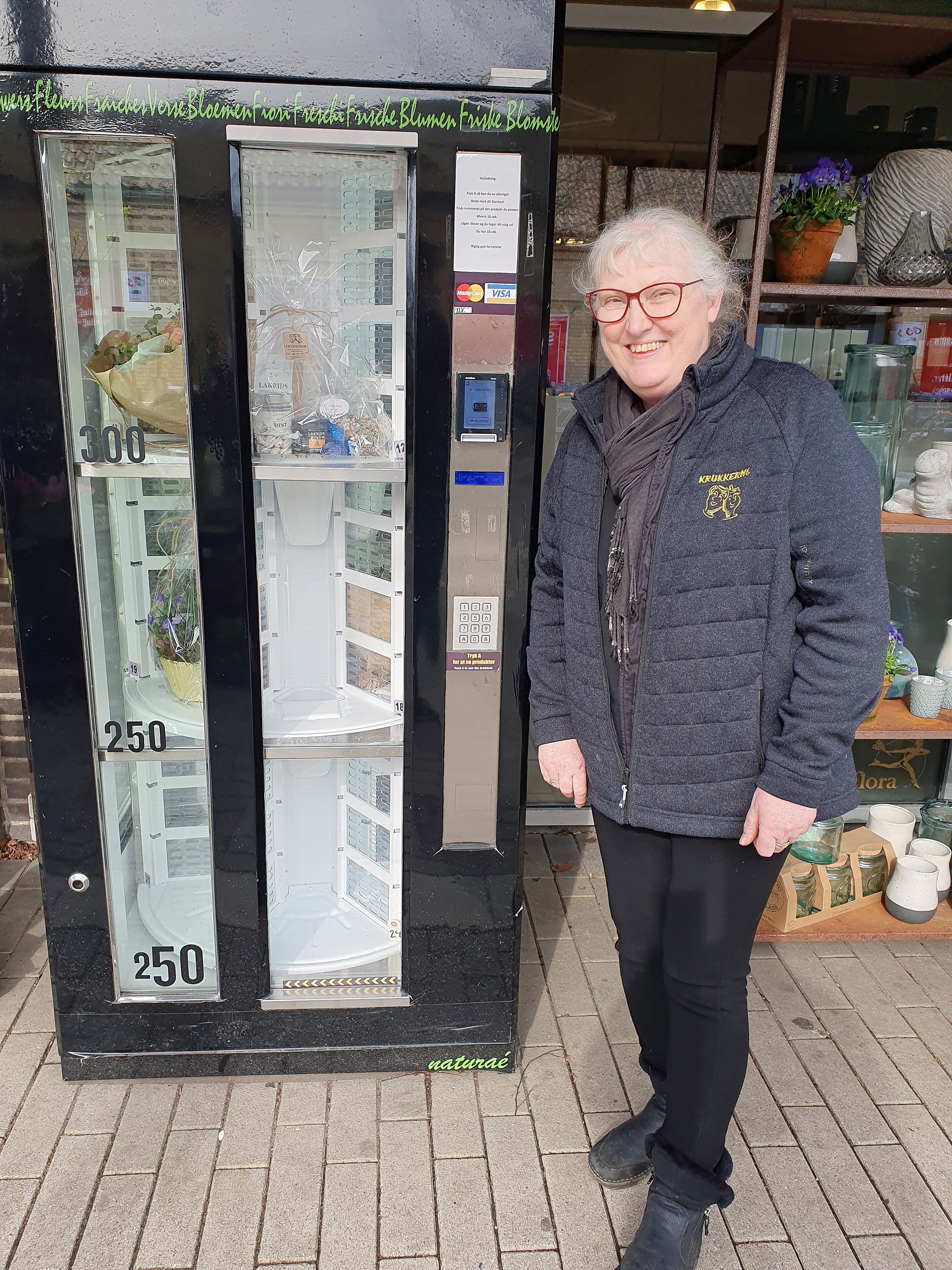 Karna Lønne foran buketautomaten. Foto: Martin Stokkebro Moestrup