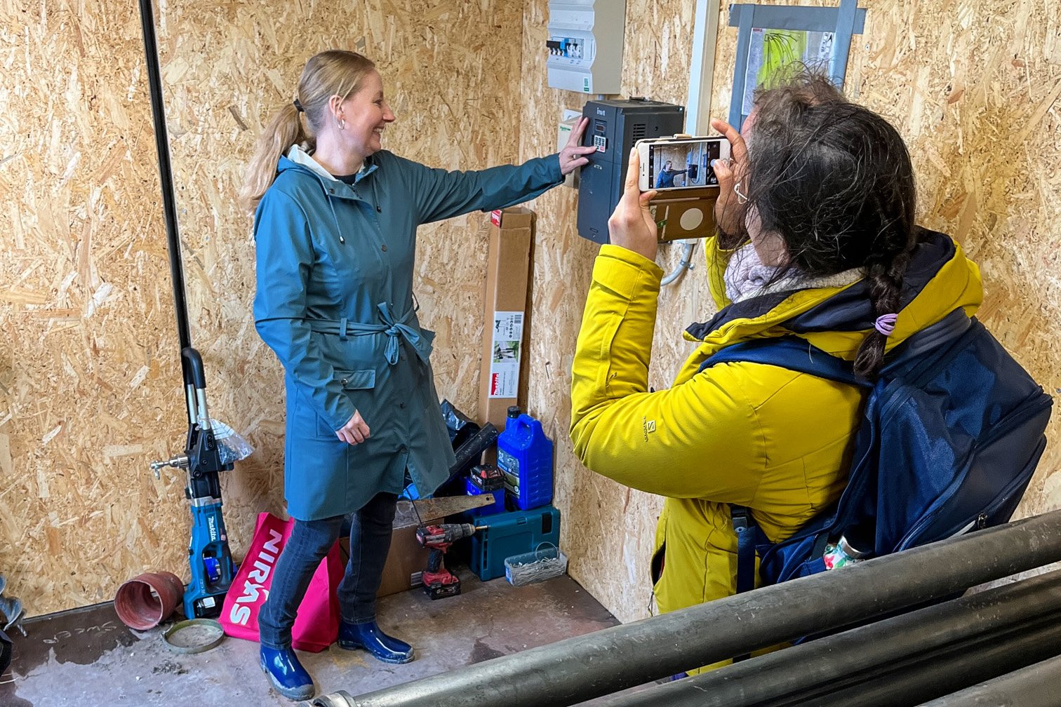 Tina Cartey Hansen (K) trykker på knappen, som starter anlægget, der skal tilføre luft til affald på deponiet i et forsøg på reducere metanudledningen og samtidig accelerere nedbrydningen af problematiske stoffer.