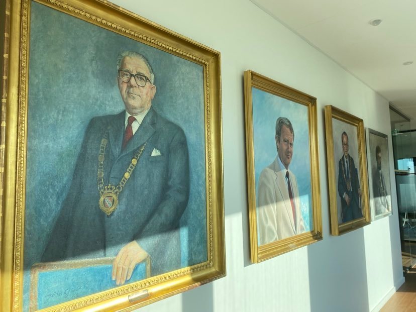 Høje-Taastrups borgmestre gennem tiden er alle blevet foreviget på hver deres maleri. De har før hængt på gangarealet på rådhuset i Bygaden. Nu har portrætterne fået nye pladser på Rådhusstræde 1 og er hængt op på ny. Foto: Lisbeth Jansen