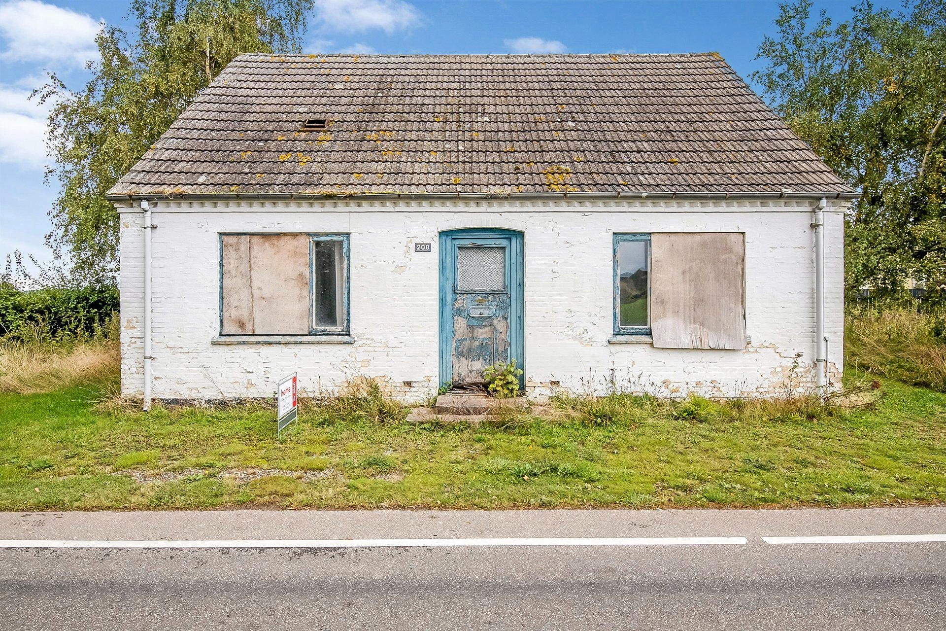 På Grønsundsvej 208 er et af landets pt. billigste huse til salg. Og så alligevel ikke - der er nemlig netop underskrevet en købsaftale. Foto: Home Møn