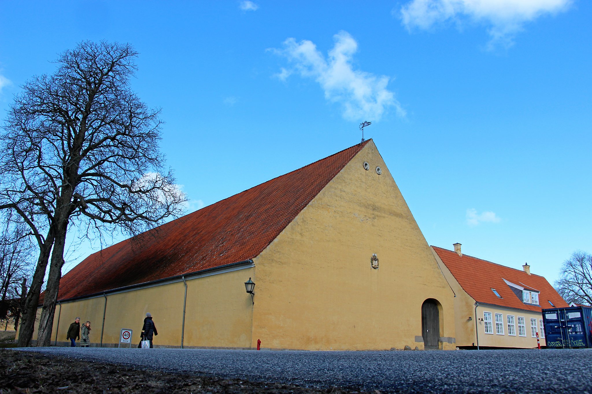 Selvom Hørsholm som by ikke er særlig gammel, kan man opleve historien komme til live på en rask gåtur mellem markante bygninger, der alle er opført i begyndelsen af 1700-tallet. Foto: Sophus Zarrs Soelberg