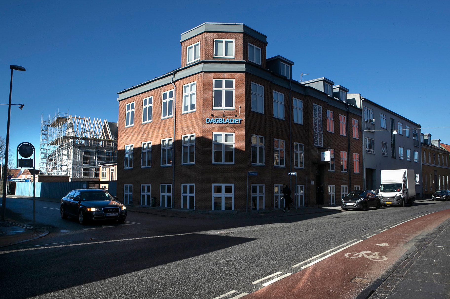 Siden 1930 har DAGBLADET haft adresse i Hersegade 22, men nu er redaktionen flyttet til Algade 2 sammen med Roskilde Avis.