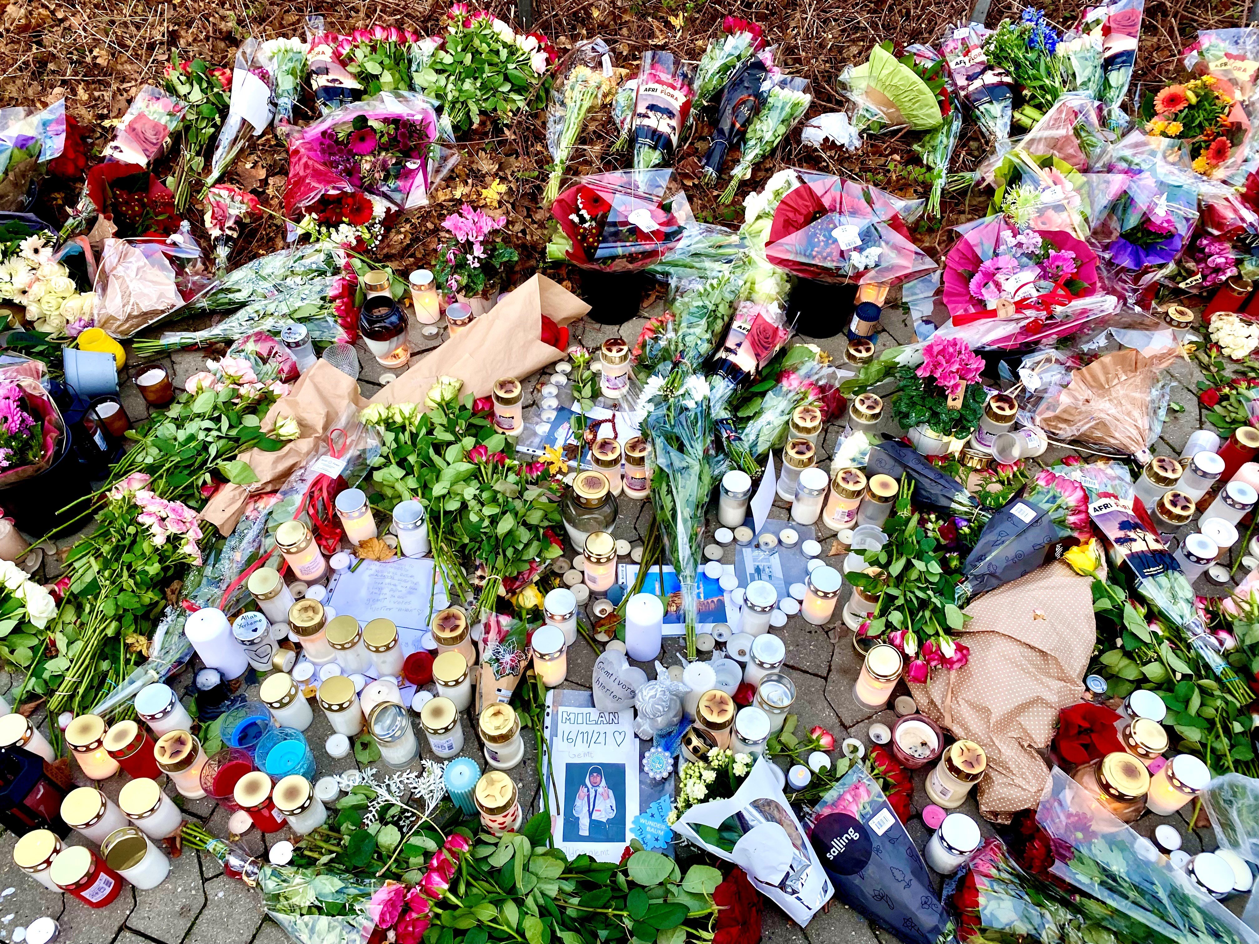 Efter drabet på Milan Rahim blev der lagt lys og blomster på gerningsstedet ved Cederlunden. Foto: Daniel Fonseca