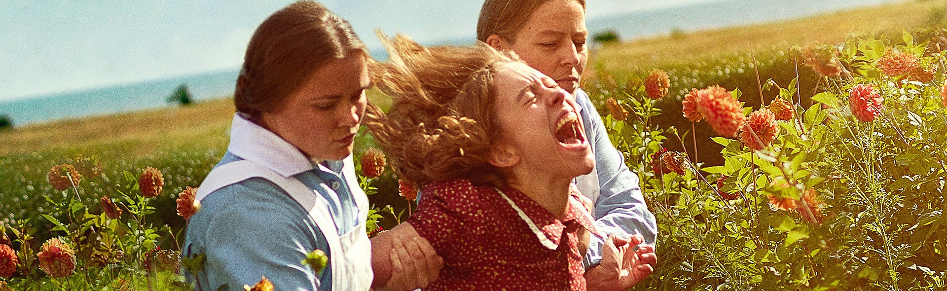 På filmplakaten for “Ustyrlig” kan man genkende Malergårdens georginer og hække og fjordudsigt. PR-foto