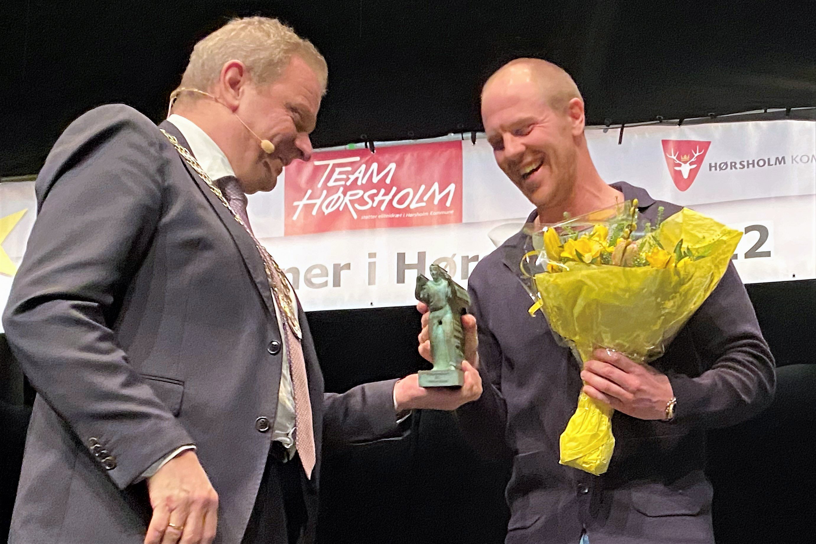 Med titlen som Årets Sportsnavn i Hørsholm følger en miniudgave af skulpturen ’Forskeren’ af Kristian von Hornsleth. Skulpturen af DNA-forskeren Eske Willerslev befinder sig i stor størrelse lige over for Marcus Olssons hjemmebane. Borgmester Morten Slotved overrakte anerkendelsen.