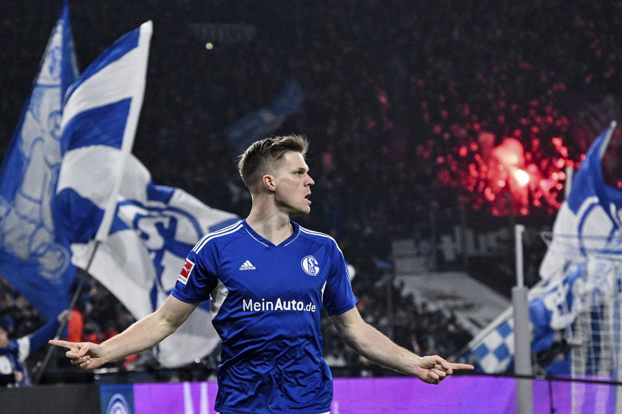 Borussia Dortmund spillede 2-2 på udebane mod Schalke 04 i revierderbyet i Bundesligaen.
