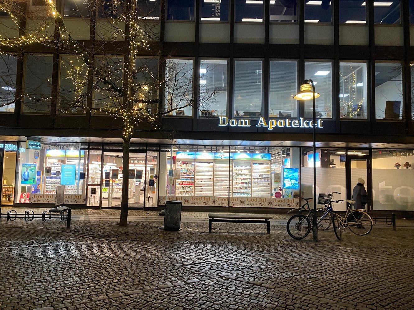 Siden domapotekeren blev dømt for drug rape, har Roskilde Dom Apotek i Algade været drevet af en bestyrer, men bevillingen og ejerskabet har fortsat ligget hos den 45-årige voldtægtsmand. Nu er han ved dom frakendt retten til at have med apotek at gøre. Han har anket dommen.