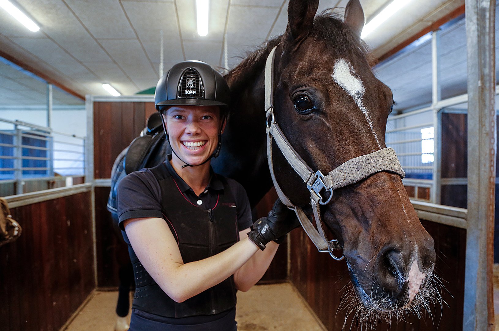 Pararytter Katrine Kristensen har god grund til at smile stort. Hun har modtaget et legat fra Jysk, så hun sammen med hesten Gørklintsgaards Quater kan få de bedst mulige forberedelser frem mod EM og PL. Foto: Kenn Thomsen