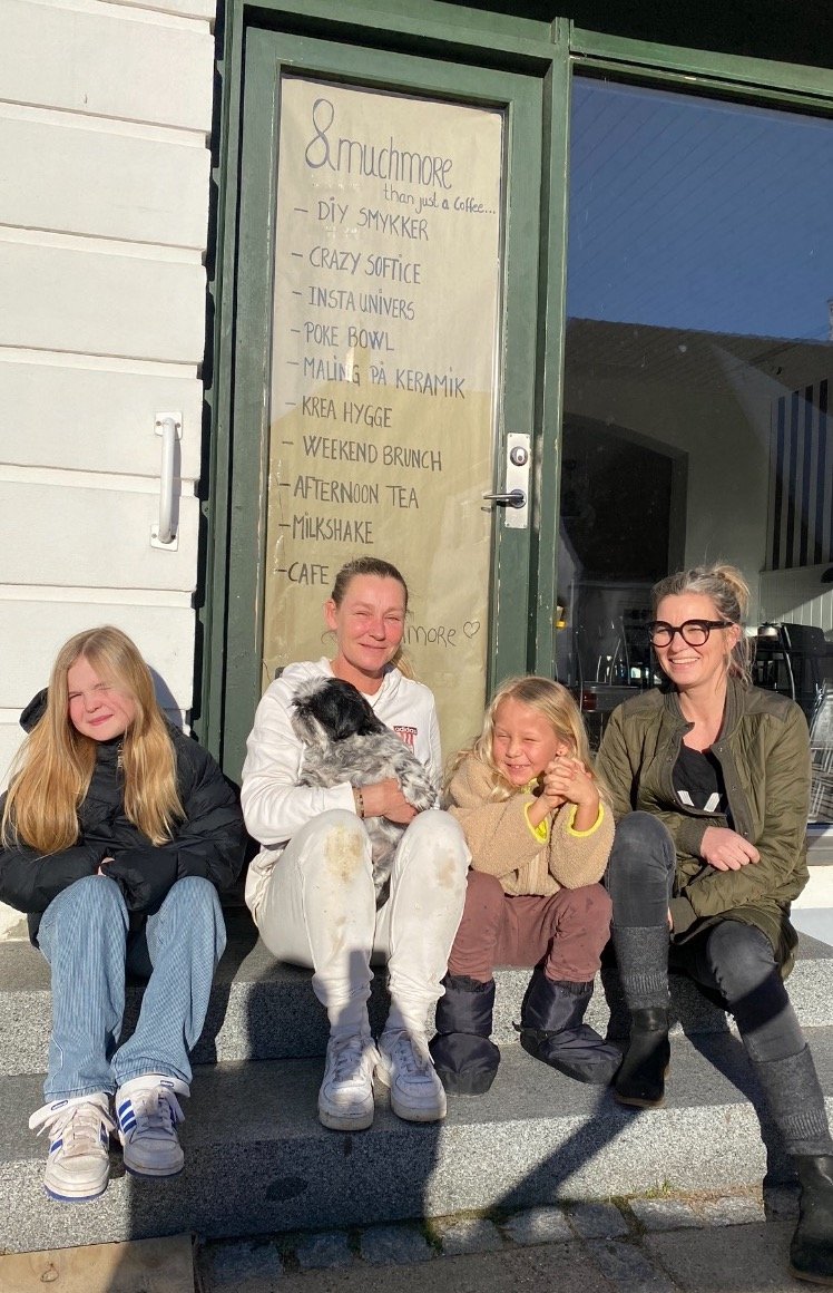 Charlotte Kjeldsen, Malene Holm og døtrene Karla og Holly er i gang med at sætte den nye krea-café i stand..