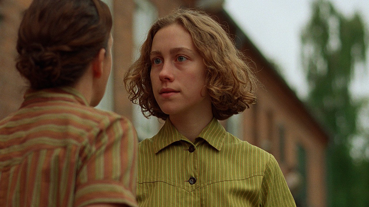 “Ustyrlig” finder sted på Sprogø i 1933, hvor to unge piger gør oprør mod den ufrivillige og gruopvækkende behandling, de modtager på det barske kvindehjem. Tirsdag den 7. marts er der forpremiere på filmen i Helsingør, og inden da er der oplæg om virkelighedens kvindehjem ved ekspert Henning Jahn fra Dansk Forsorgshistorik Museum.