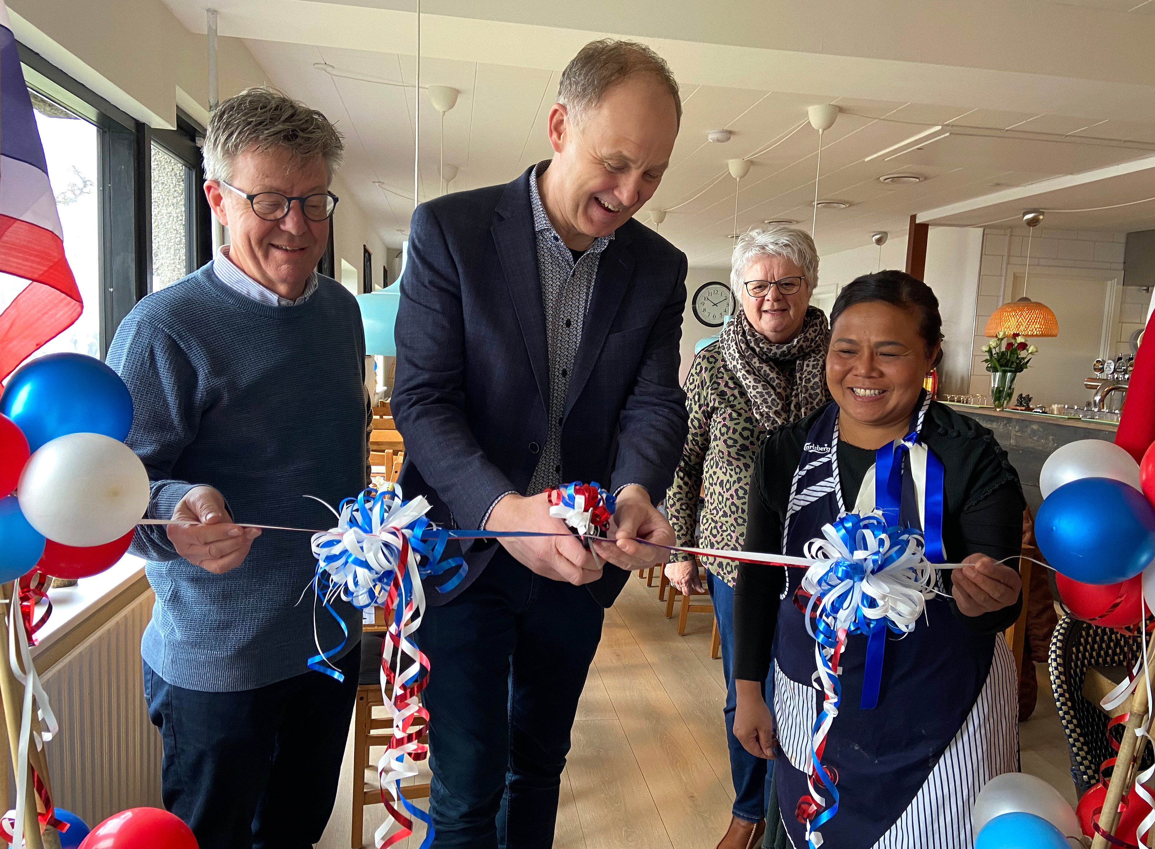 Der var pyntet festligt op i Den Blå Elefant til indvielsen af den nye buffet, hvor borgmester Martin Damm klippede snoren flankeret af Erik Johnsen og Boonchoo Rasmussen. Foto: Eva Lyng Johansen