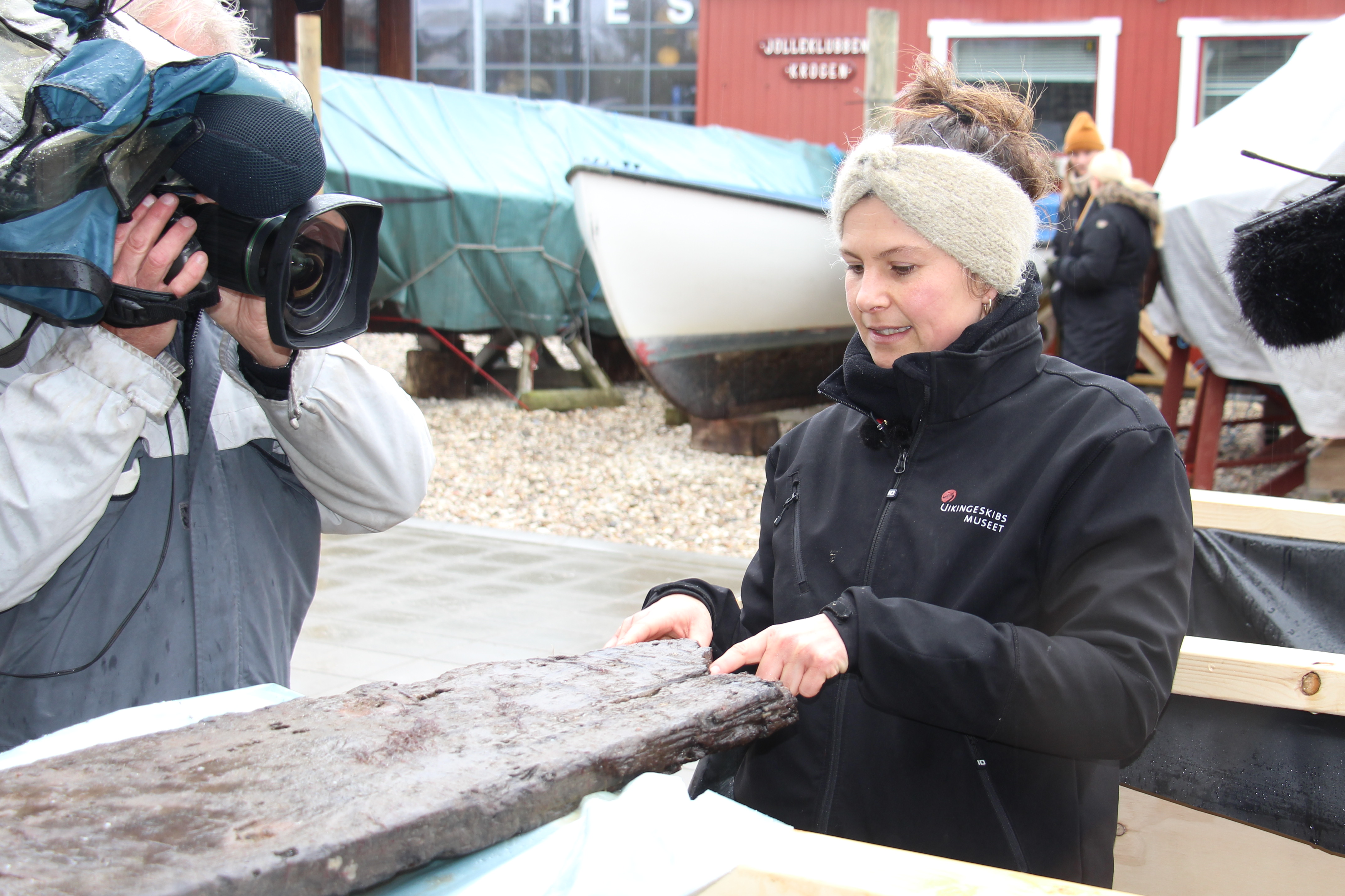 Vragdelene fra Svælget 1 og 2 ankom til Vikingeskibsmuseet i marts 2023 under stor mediebevågenhed. - Lars Kimer Vragdelene fra Svælget 1 og 2 ankom til Vikingeskibsmuseet i marts 2023 under stor mediebevågenhed.