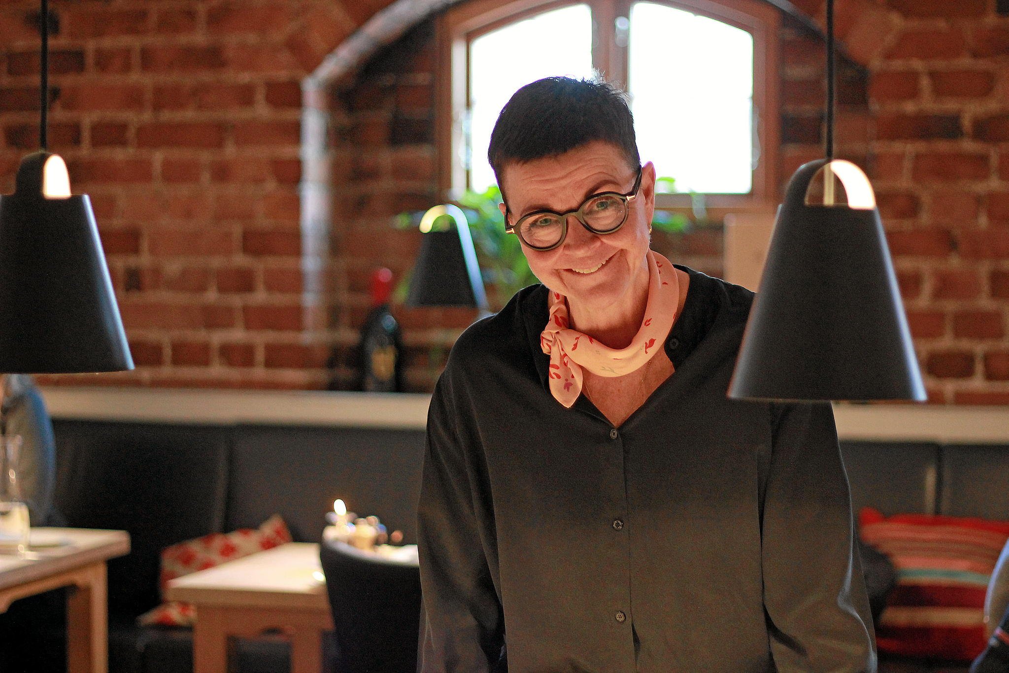 Jeanette Dalsgaard nyder stadig det travle liv på gulvet med alle gæsterne, som hun er på fornavn med.