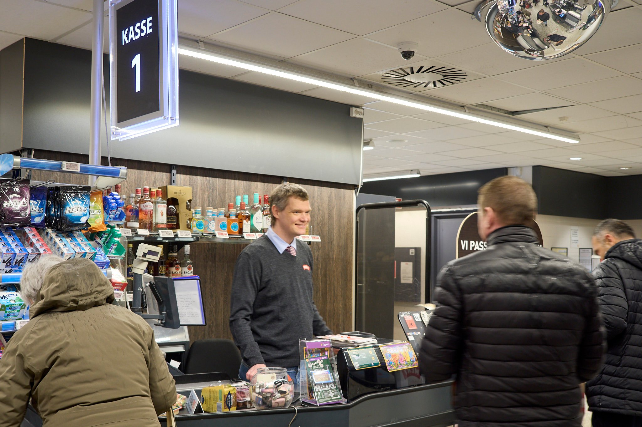 Martin Frederiksen, der er øjeblikkets indehaver at titlen Danmarks sødeste kassedame m/k, er rykket til Meny i Skomagergade. (Foto: Jan Partoft)