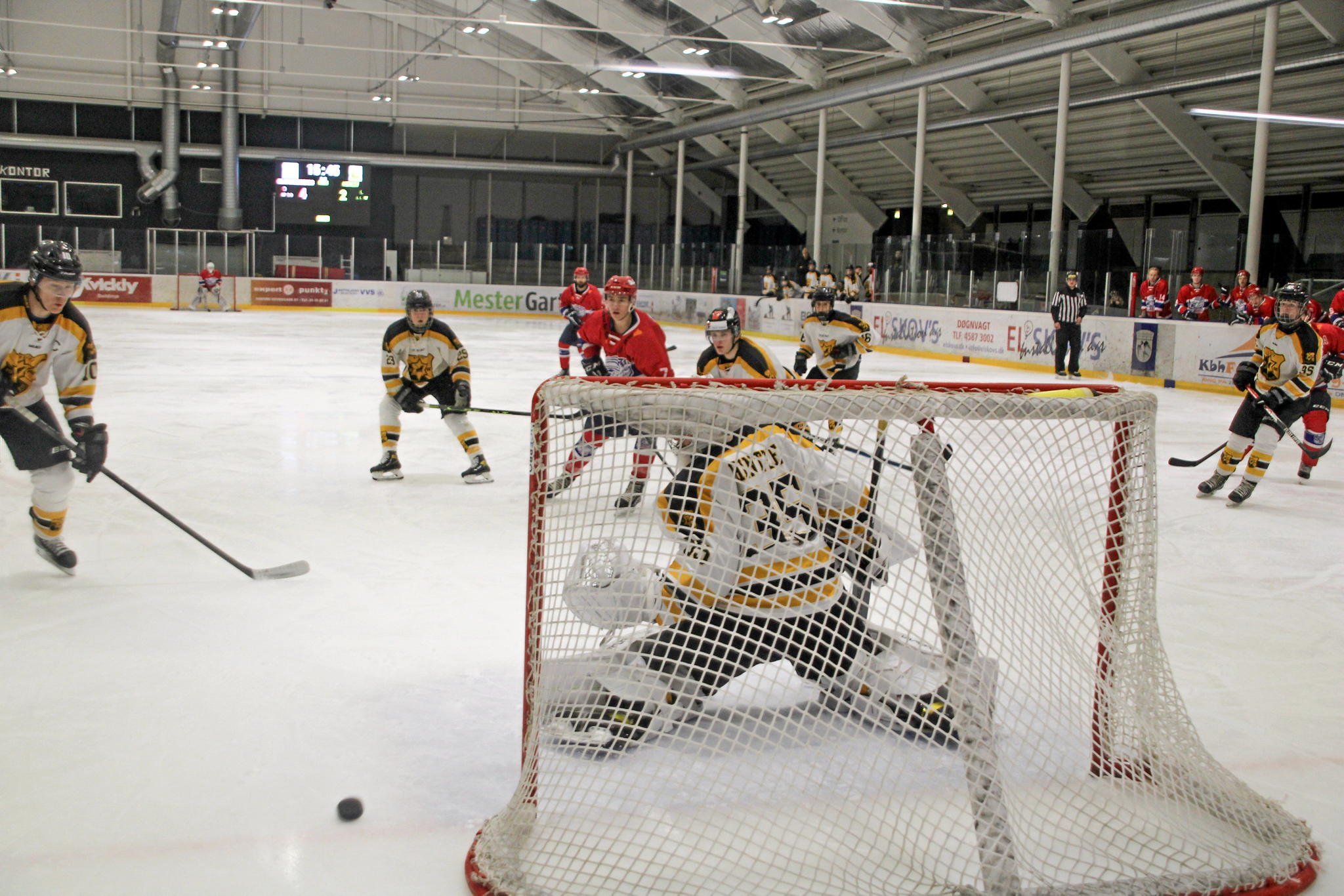 Der er blevet spillet mange ishockeykampe i Gladsaxes gamle skøjtehal. Nu skal isen væk, og hallen bruges til andre aktiviteter. Foto: Peter Kenworthy.