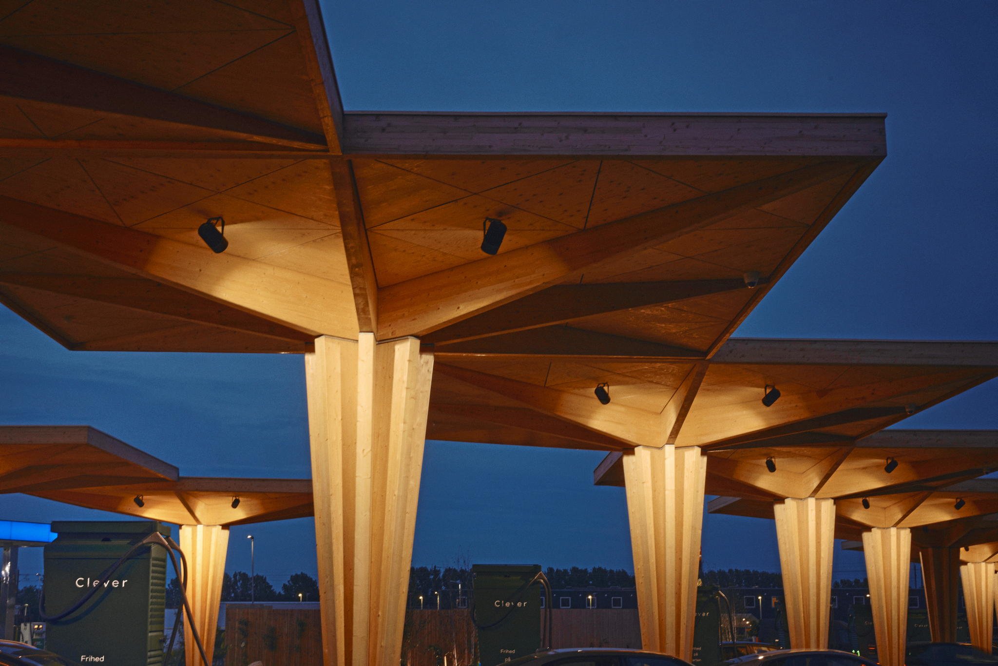 Clever laver lynladestandere på Herredsvejen, så 10 elbiler kan lade på samme tid. Også ved SlotsArkaderne vil man i fremtiden kunne lade elbilen op. Pressefoto fra Clever