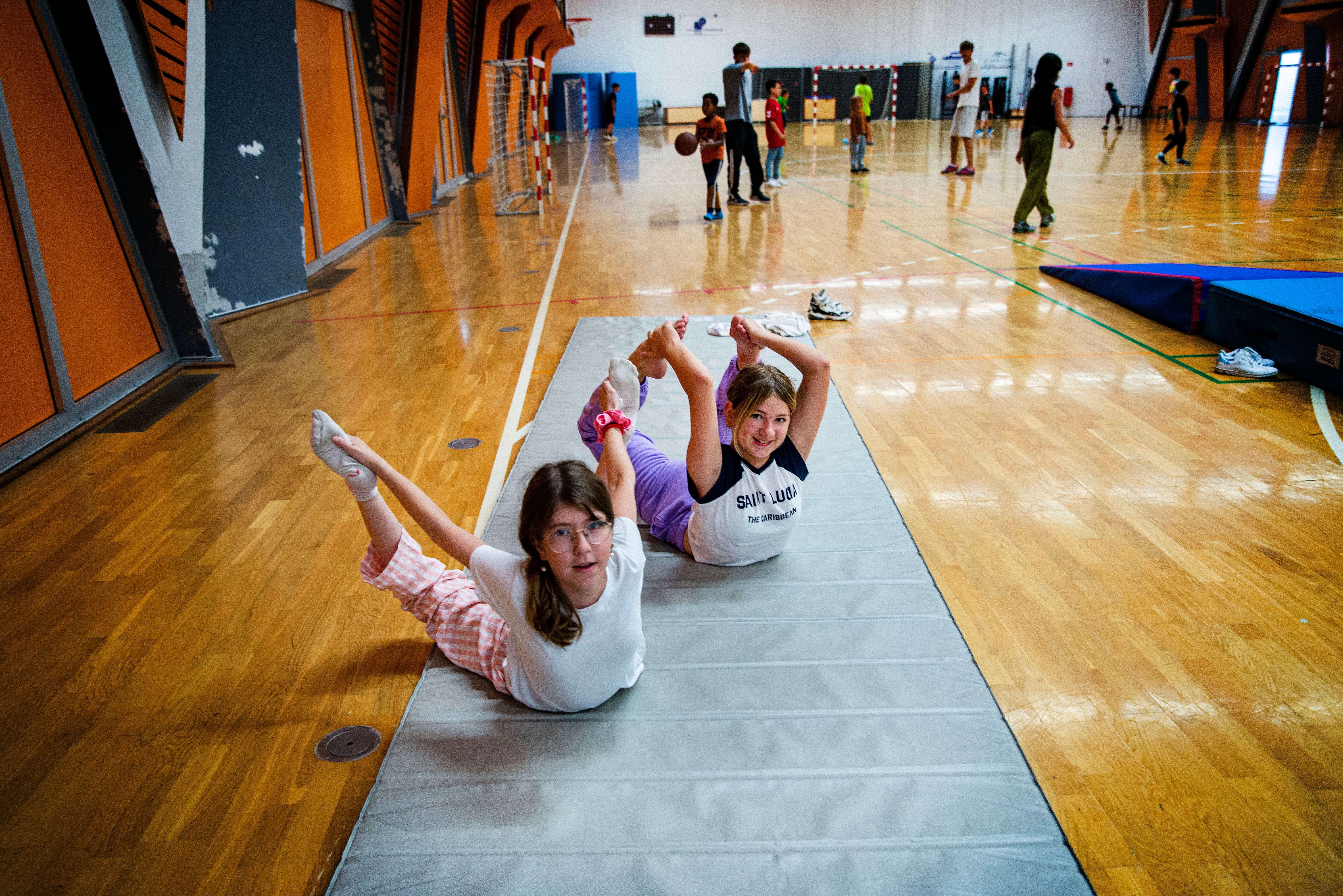 De to ukrainske gymnaster Valeria Pylypenko og Vasilisa Timonina er i gang med en række akrobatiske øvelser, der kræver en smidighed, kun de færreste tør drømme om. Foto: Benedicte Lorenzen