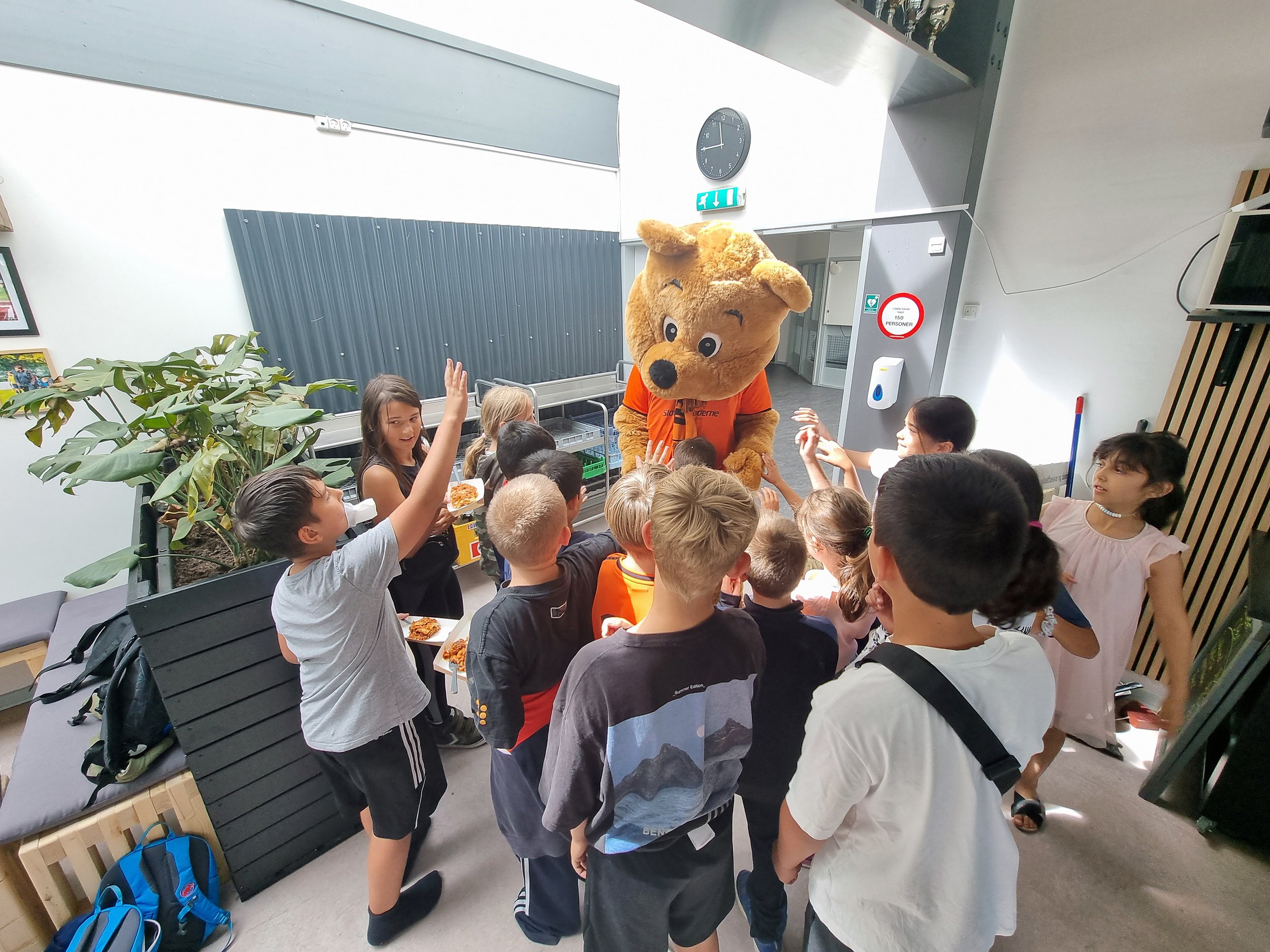 Hillerød Fodbolds maskot Kong Teddy lagde selvfølgelig også vejen forbi feriecampen. Foto: Peter Bennett