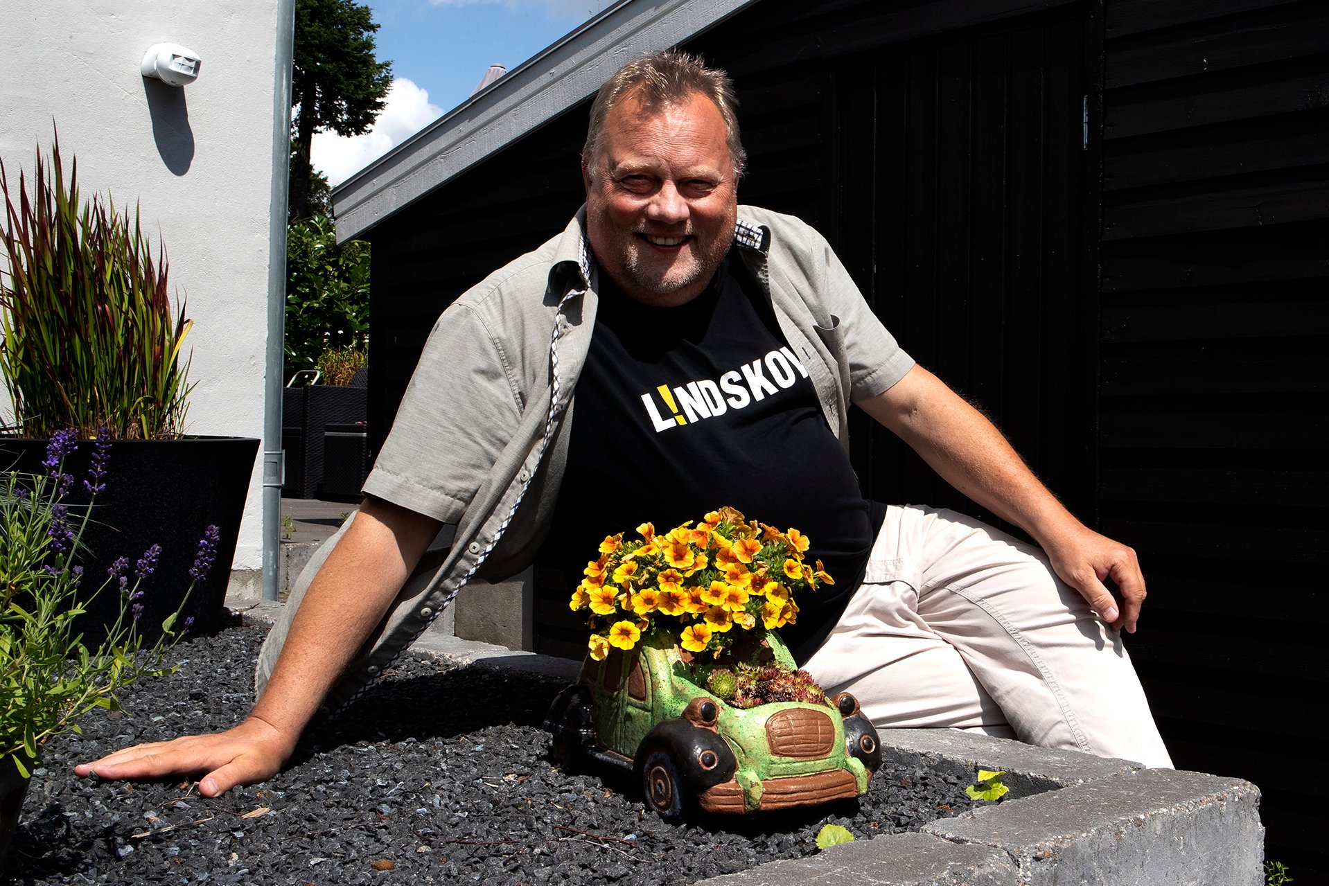 Lars Lindskov er passioneret omkring mange ting, og ikke mindst Citroën. Selv blomsterkrukken i forhaven er en Citroën.