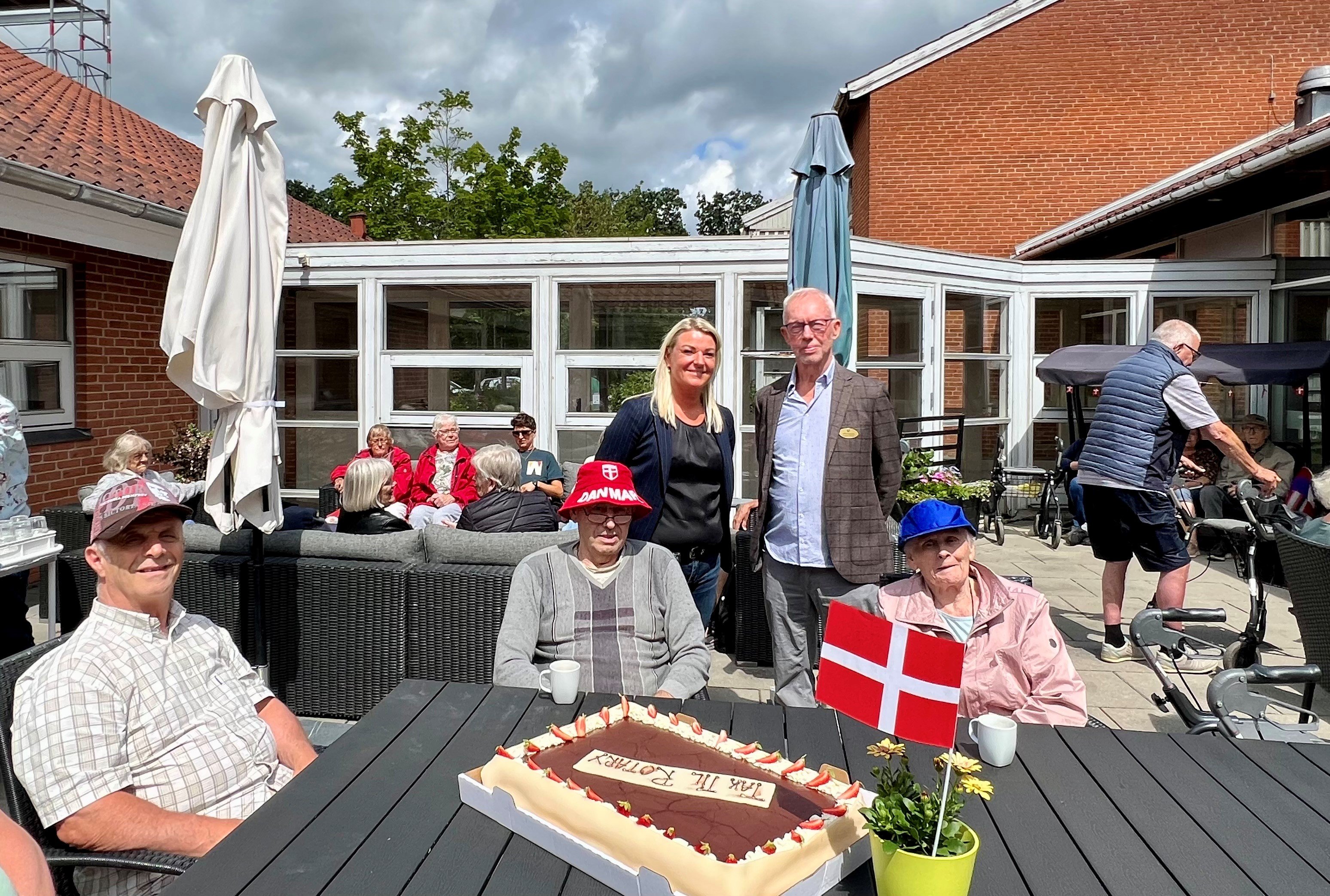 Forleden var der officiel overdragelse af donationen fra Rotary Fonden til AFC. Her ses leder af Aktivitets- og Frivilligcenteret Dorthe Kelfast sammen med Hans Nielsen fra Rotary. Foto: Solrød Kommune