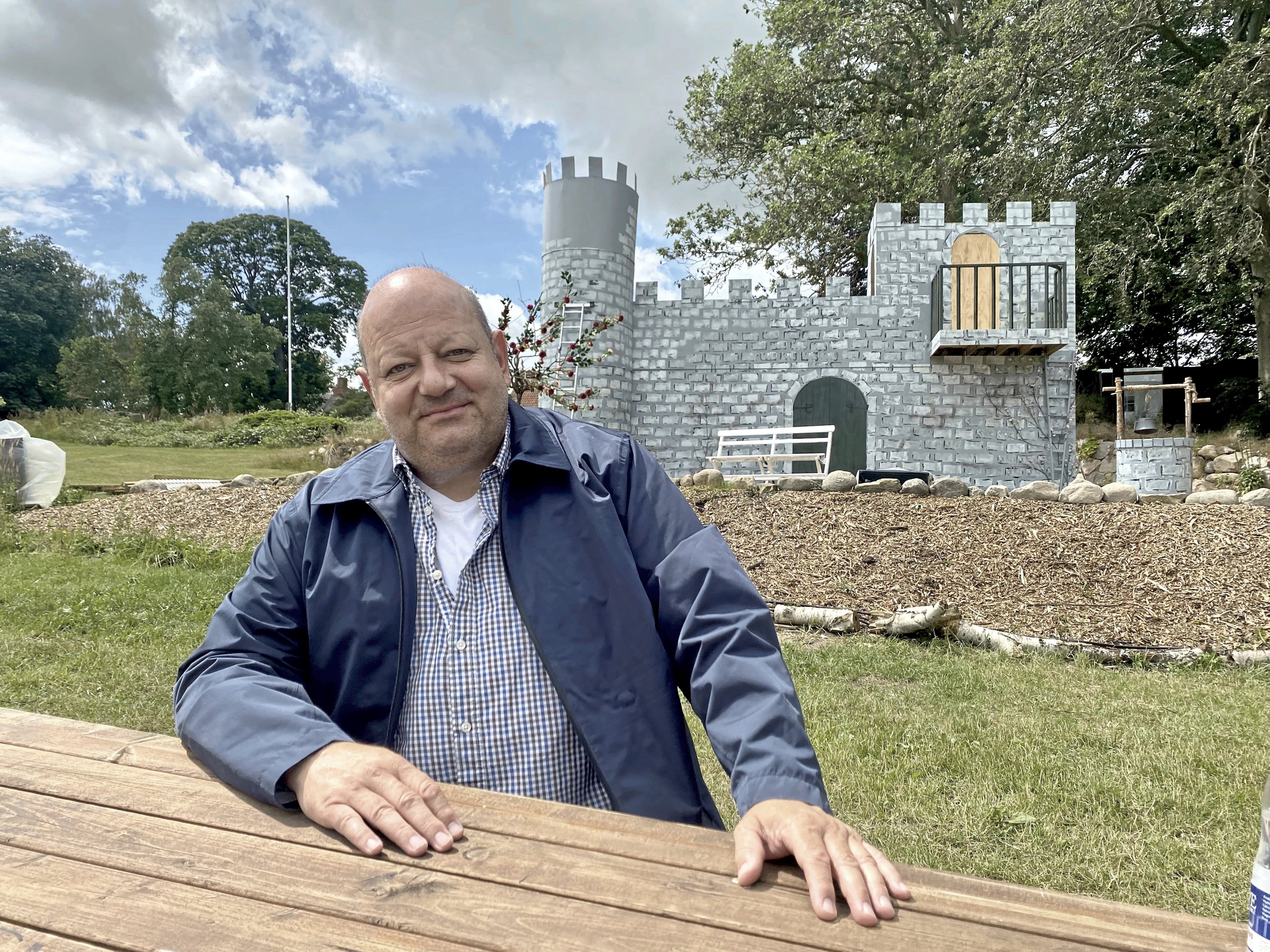 Skuespiller Mikkel Vadsholt har gennemskrevet manuskriptet til Robin Hood påny og glæder sig vildt til at genhøre ordene fremsagt af de bedste skuespillere, han kunne ønske sig. Foto: Anne Mette Ahlgreen