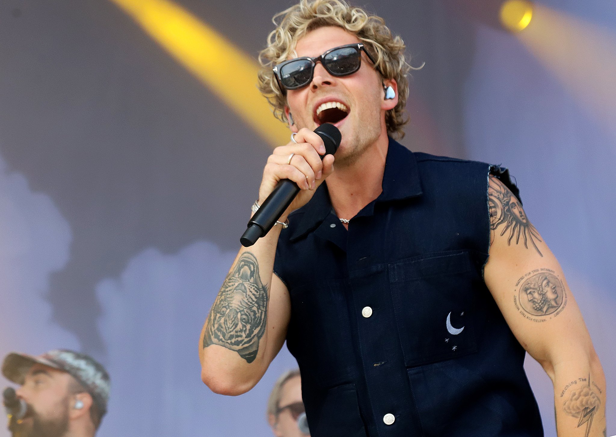 Det var en veloplagt Christopher, der åbnede Strandscenen fredag. Foto: Allan Nørregaard.