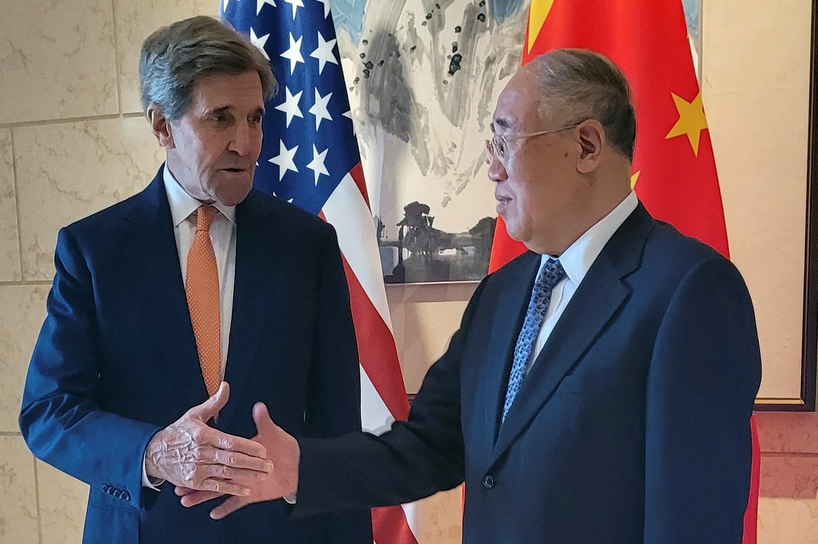 Det er bydende nødvendigt, at vi gør reelle fremskridt, siger USA's John Kerry under møde i Kina.