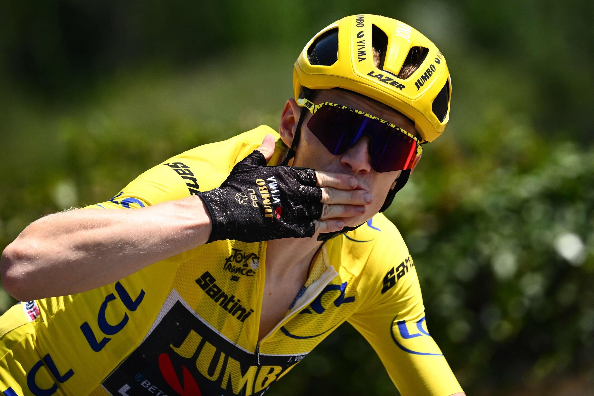 Jonas Vingegaard genvandt søndag cykelløbet Tour de France, da han krydsede stregen i Paris.
