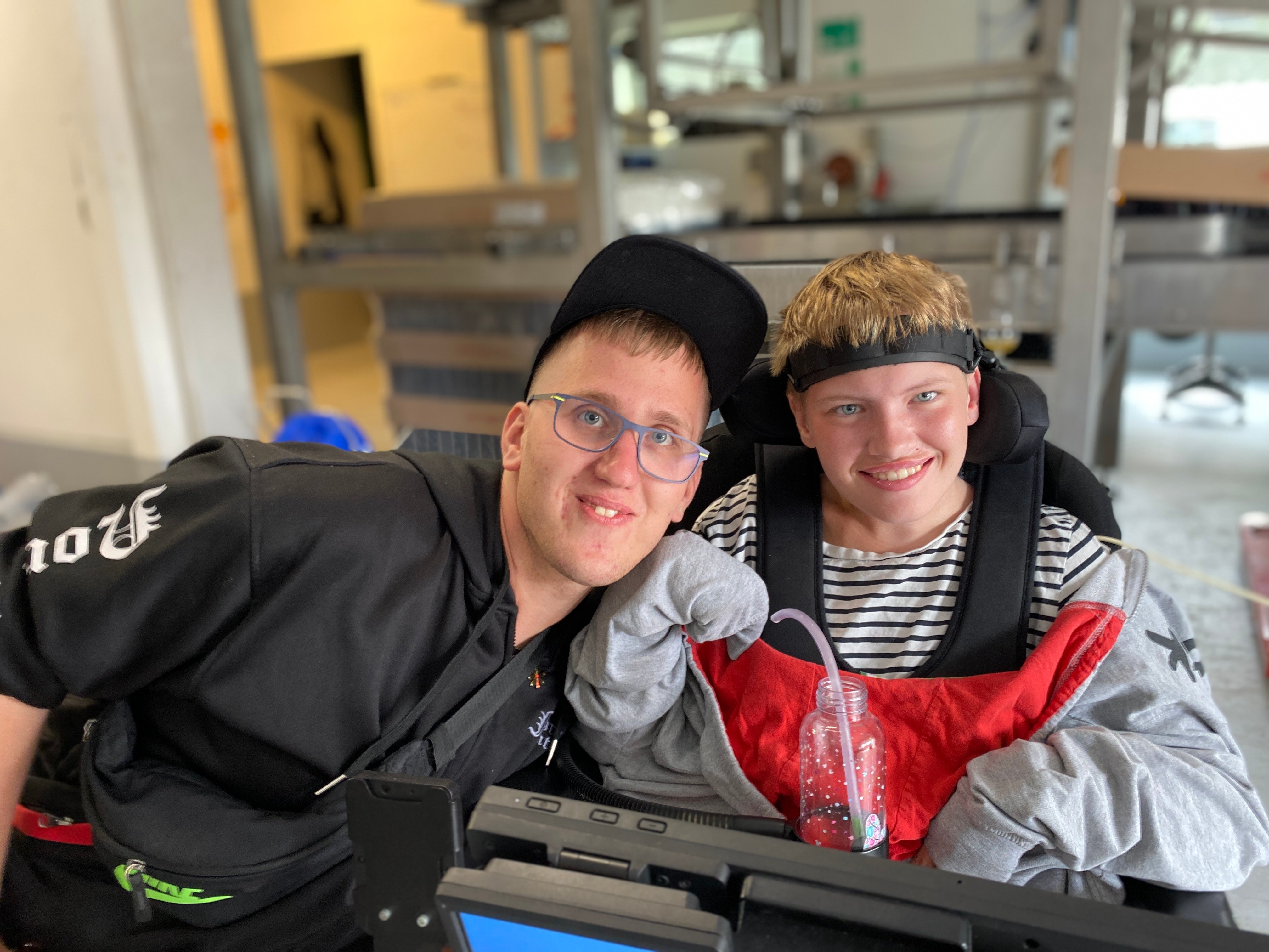 Mikkel Mikkelsen og Tasja Ustrup hygger sig sammen. De kendte hinanden i forvejen, men har også fået nye venner på sommerlejren.