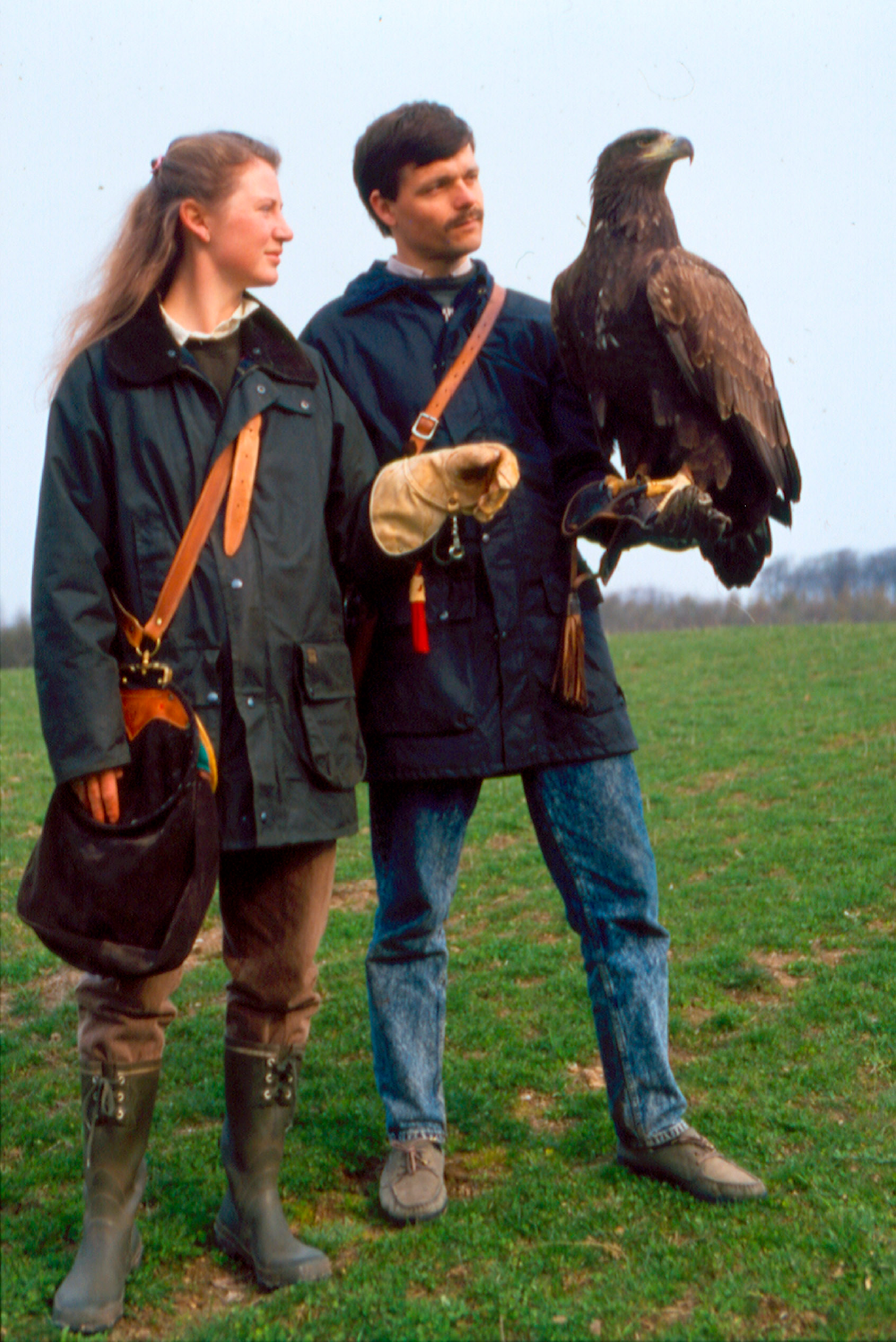 Edith Wenzel og Finn Hansen med deres første rovfugl, Havørnen Mjølner. Privatfoto