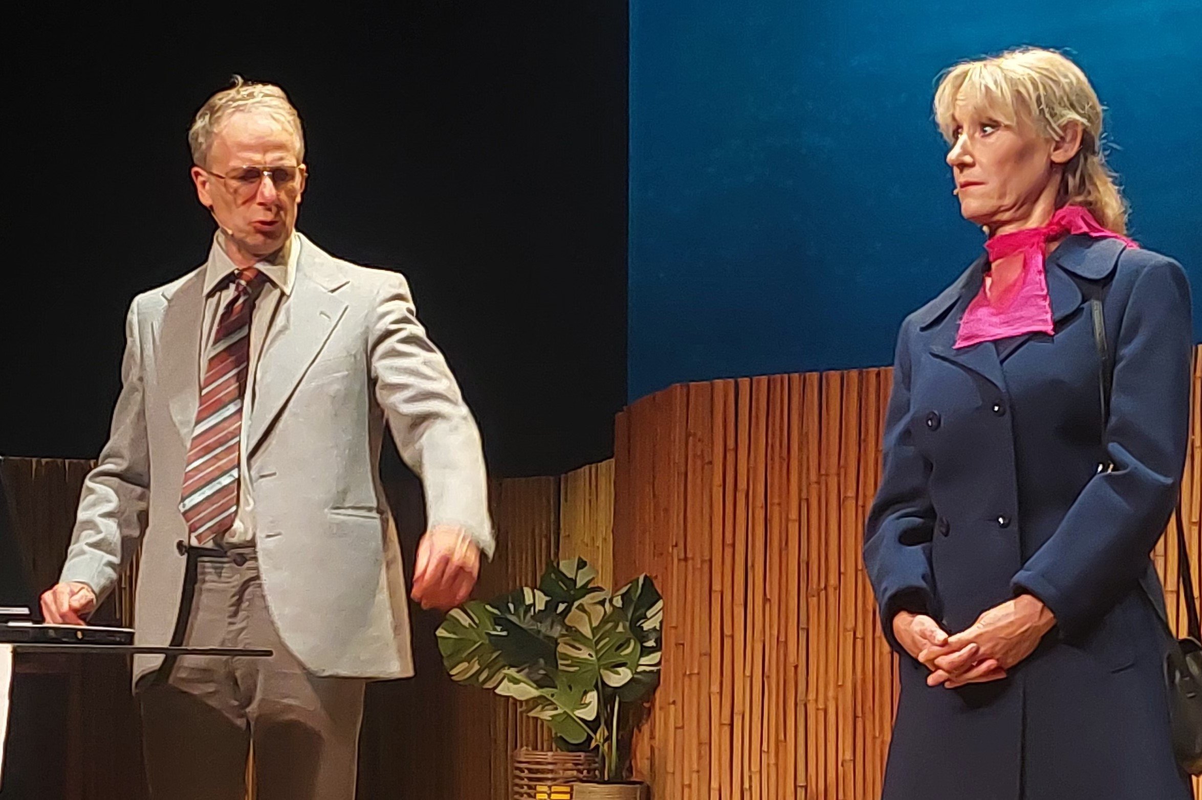 Anette Støvelbæk og Kristian Holm Joensen i en sketch i Odsherred Sommerrevy 2023 på Odsherred Teater. Privatfoto