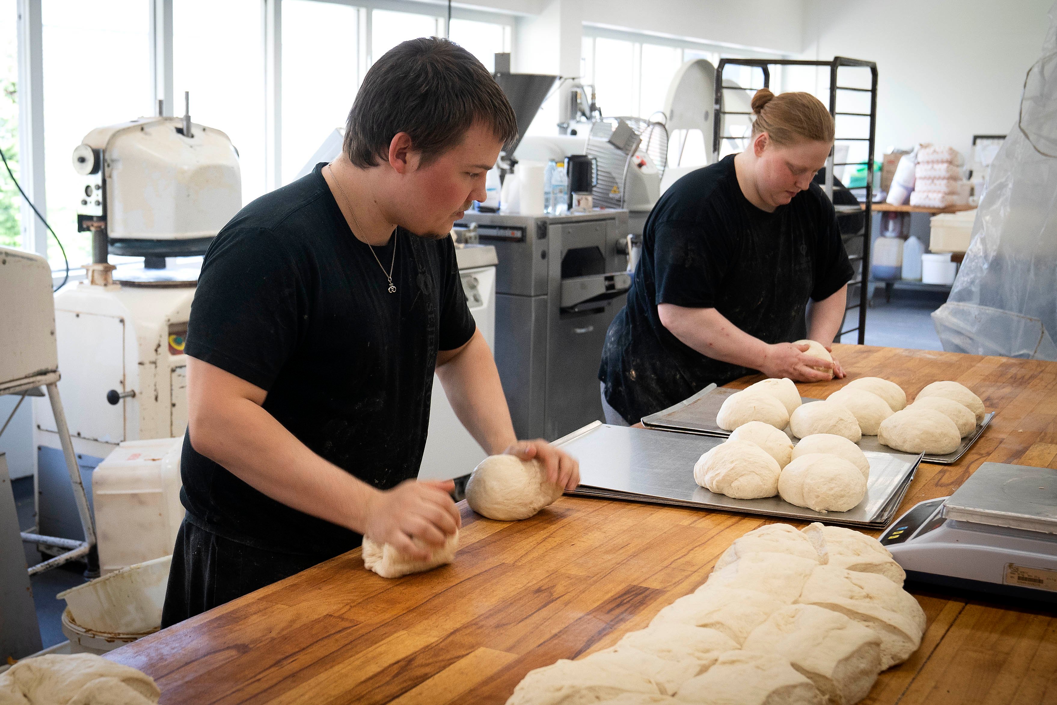 Bageriet, der kan se tilbage på adskillige priser, har et forbrug på to ton mel om ugen.