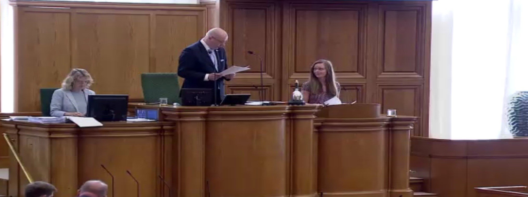 44-årige Nanna Høyrup Andersen, der sad to måneder i Folketinget som vikar, kritiserer kulturen på Christiansborg.