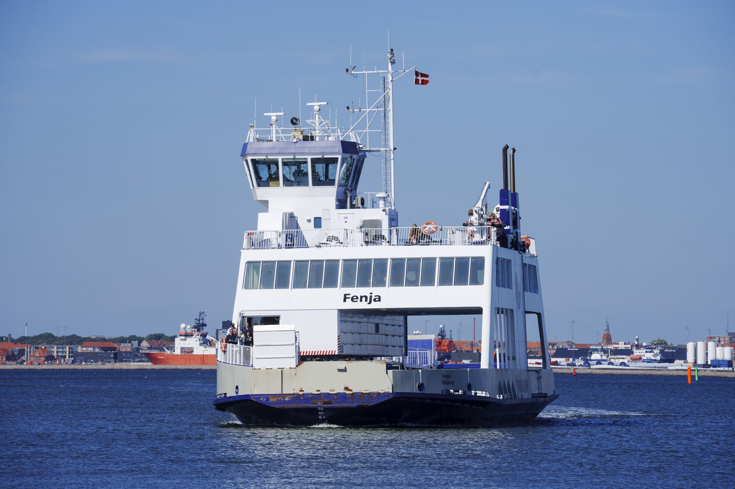 Fanølinjen har søndag eftermiddag genoptaget sejlads med biler efter omfattende reparation af færgerampe.