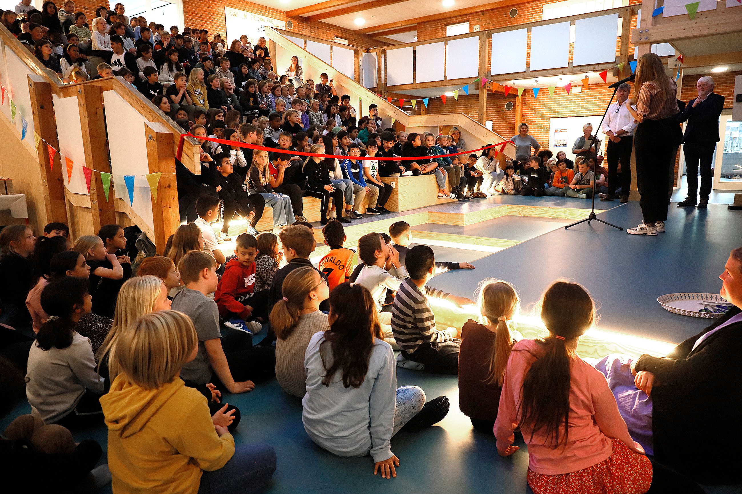 Ikke alle kunne være på samtaletrappen, da spor a blev indviet. Flere elever var med oppe og klippe den røde snor sammen med de lokale politikere. Foto: Allan Nørregaard.