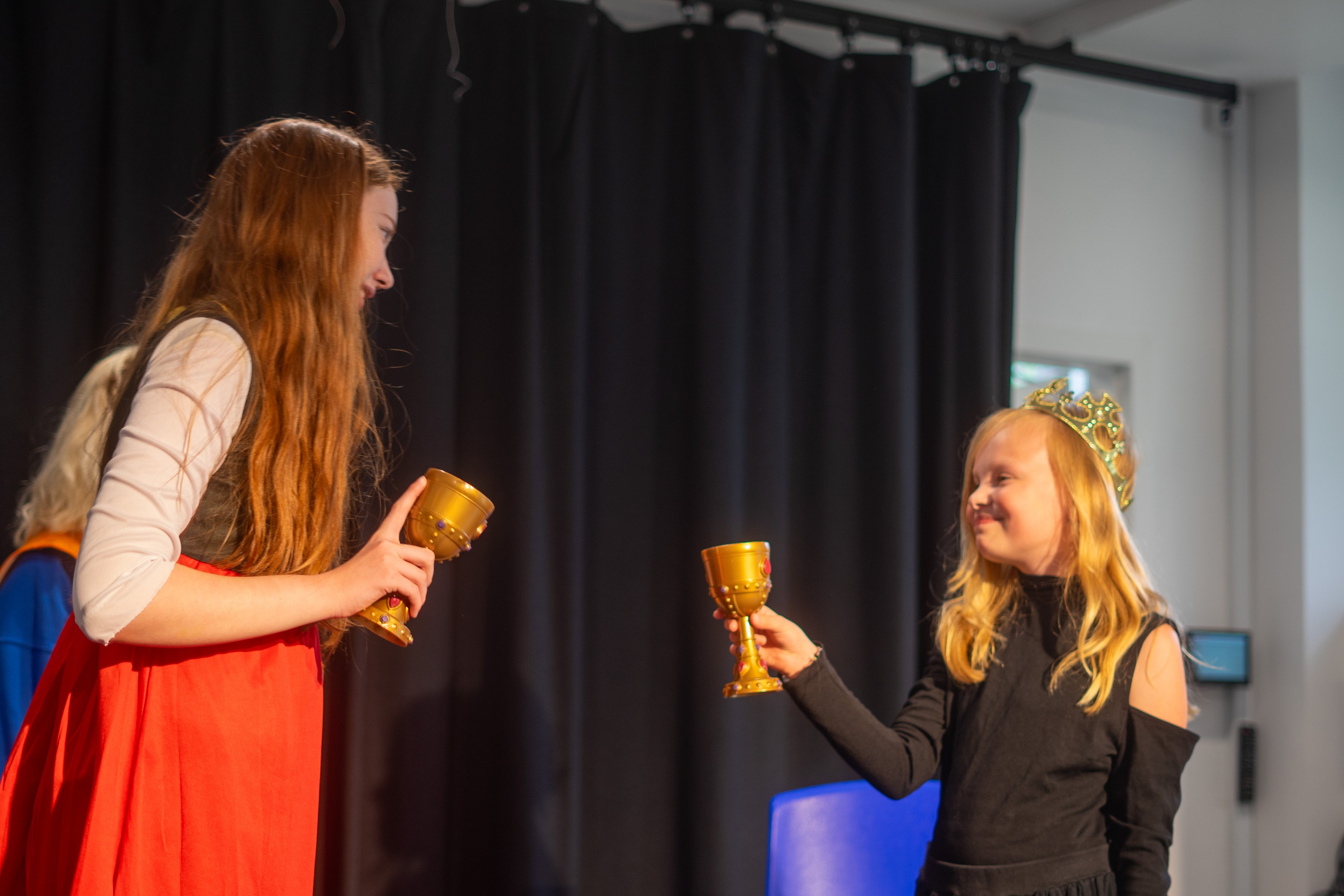Hannah og Sally spillede søstre i det korte teaterstykke.