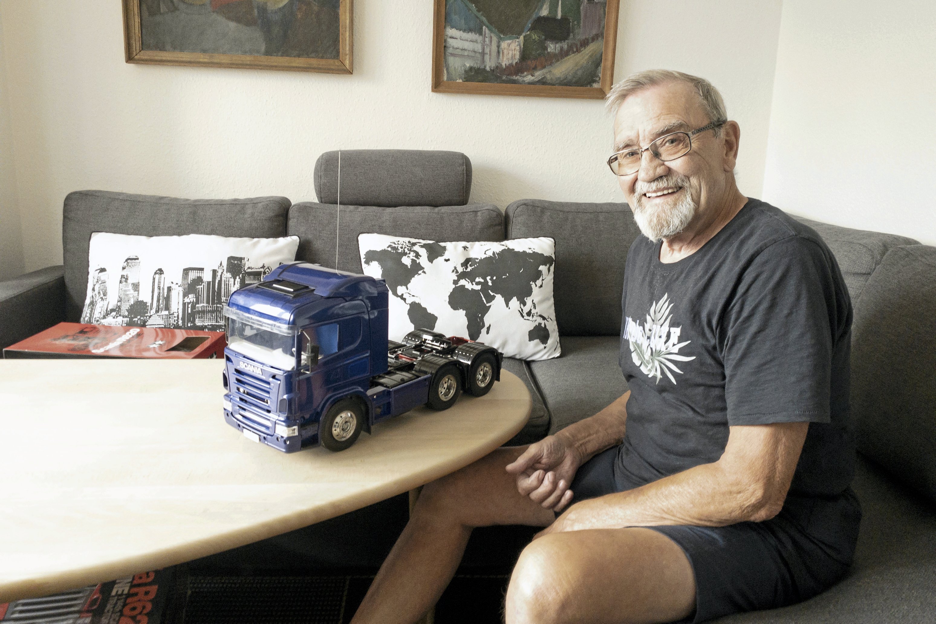 Modellastbilen er en nyere model, end den Per Vængtoft kørte i på ruten Stockholm/Haparanda. Snart er den malet færdig og har fået motor, så den kan komme ned og køre på gågaden. Foto: Mille Holst