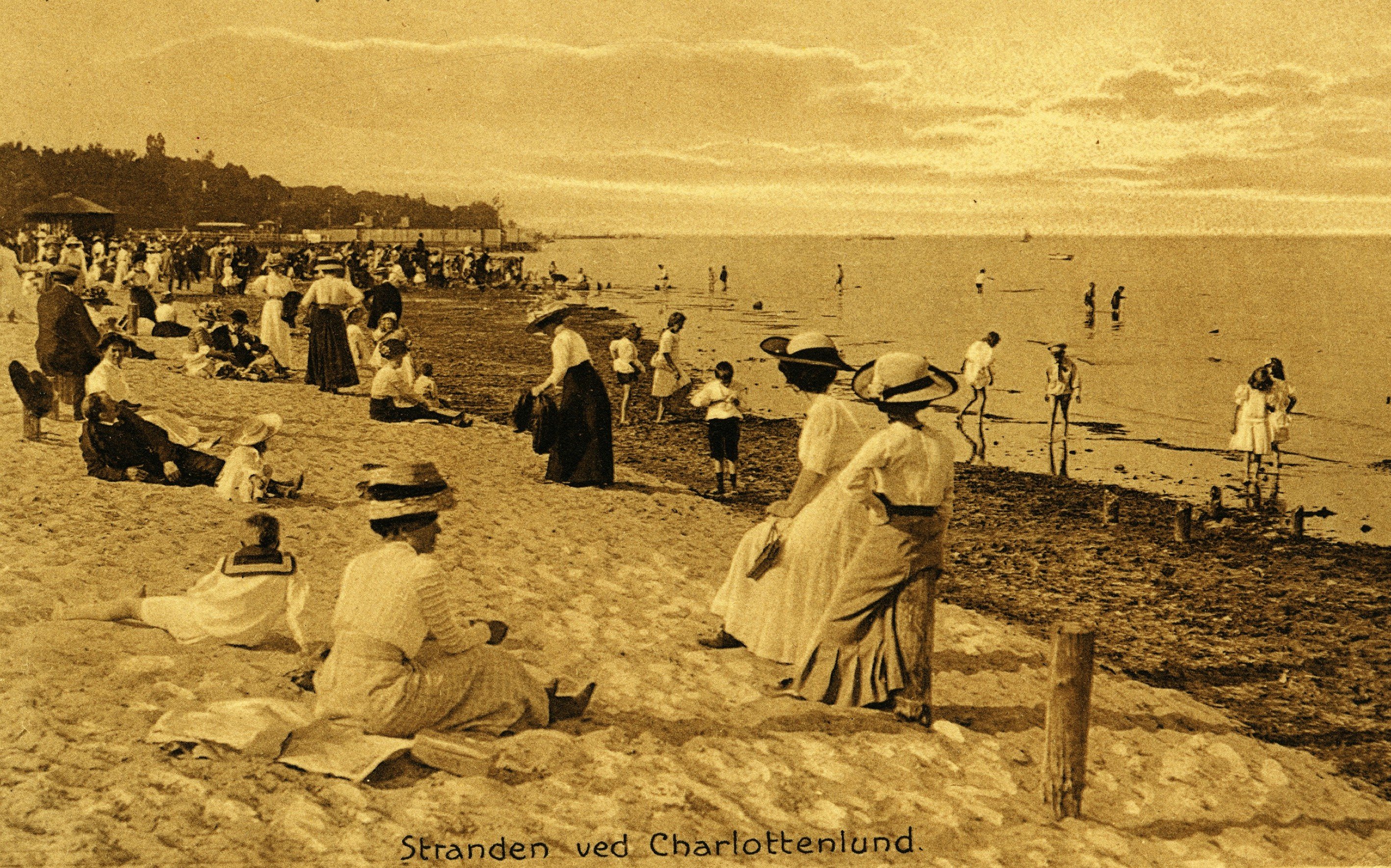 Charlottenlund Strand ca. 1905. Badegæster en sommerdag på stranden ved Charlottenlund, kaldet 'Fluepapiret'. Foto: Gentofte Lokalarkiv