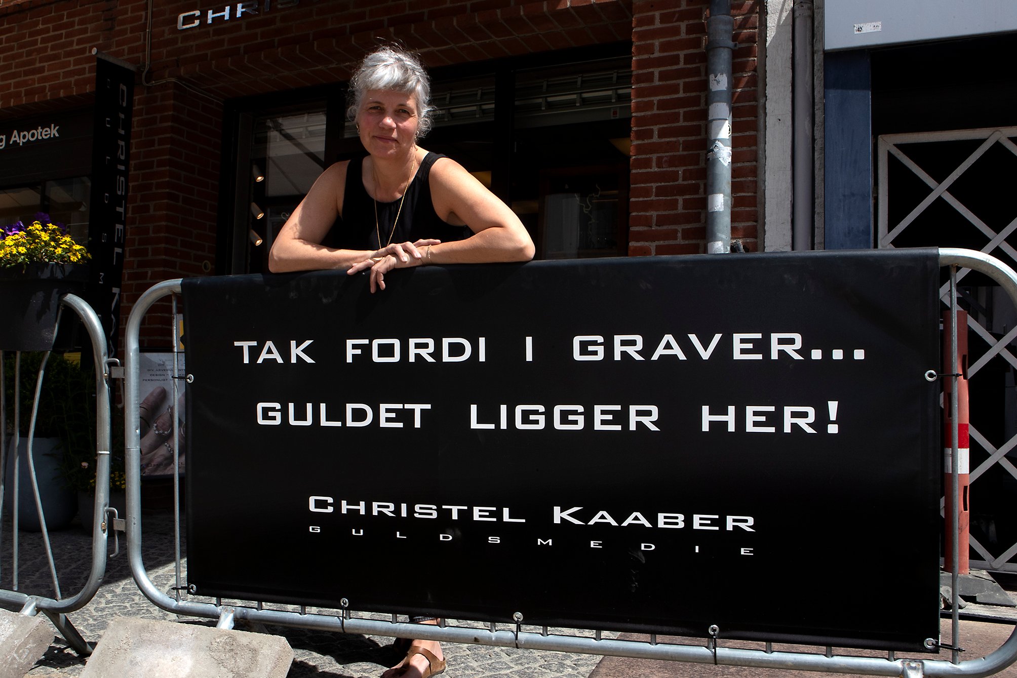 - Det er enormt fedt at stå med sin formiddagskaffe, og så få øje på, når forbipasserende ser det, fortæller Christel Kaaber. Foto: Kim Rasmussen