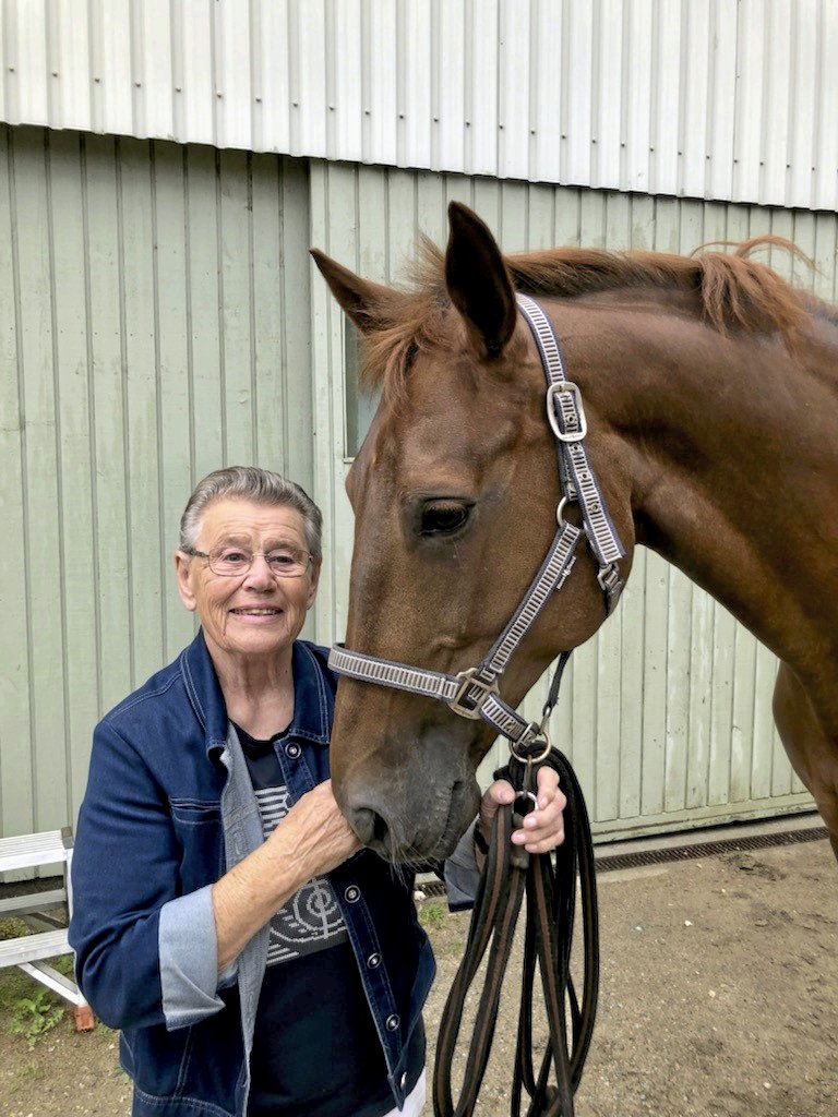 Agnete Christiansen er det ældste medlem af Helsinge Rideklub, der nu fylder 85 år. Foto: Anne Mette Ahlgreen.