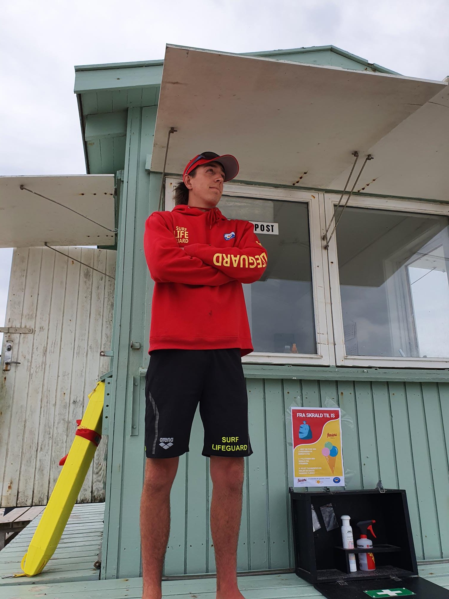 Elliott Nicoll fra Melbourne er en af de 11 australske livreddere, der har hjulpet til på strandene i blandt andet Halsnæs Kommune. Foto: Elias von Staffeldt