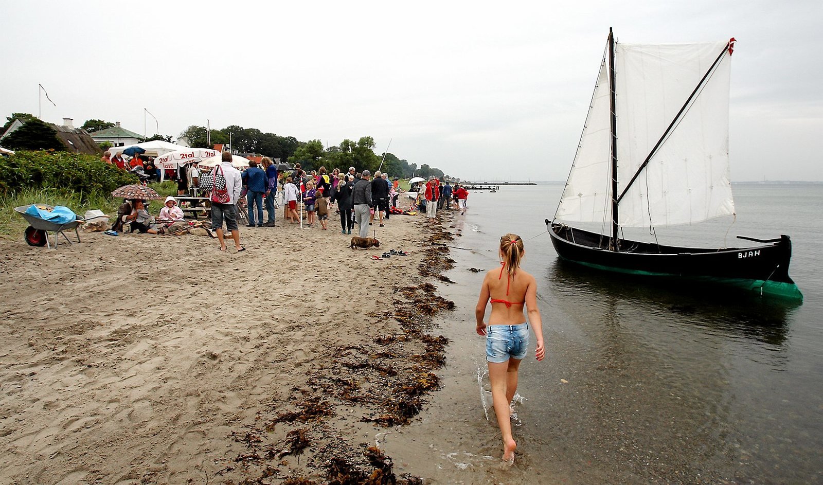 Skotterup Strand i Snekkersten er en af de strande i Helsingør Kommune og omegn, hvor man har registret flest bakterier i vandet i løbet af sommeren. Foto Allan Nørregaard
