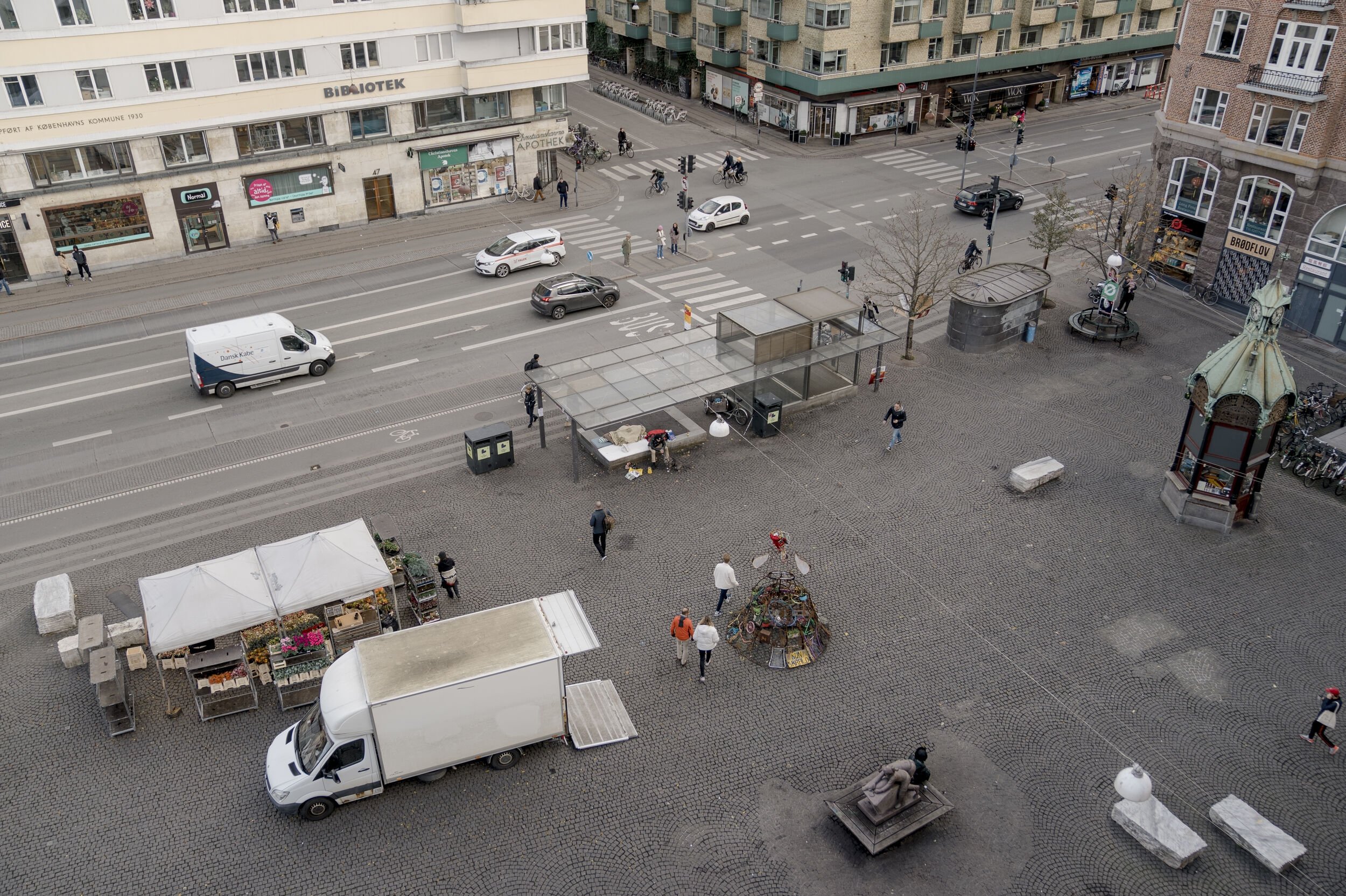 I et forsøg på at komme hashhandlen på Christiania til livs vil Danske Bank lukke hæveautomater i nærområdet.