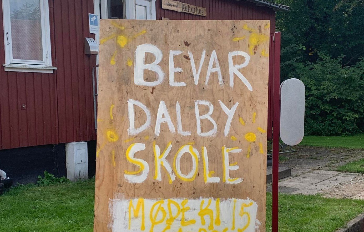 Søndag var der indkaldt til protestmøde i Kyndby mod ideen om at lukke Dalby Skole. Foto: Privat