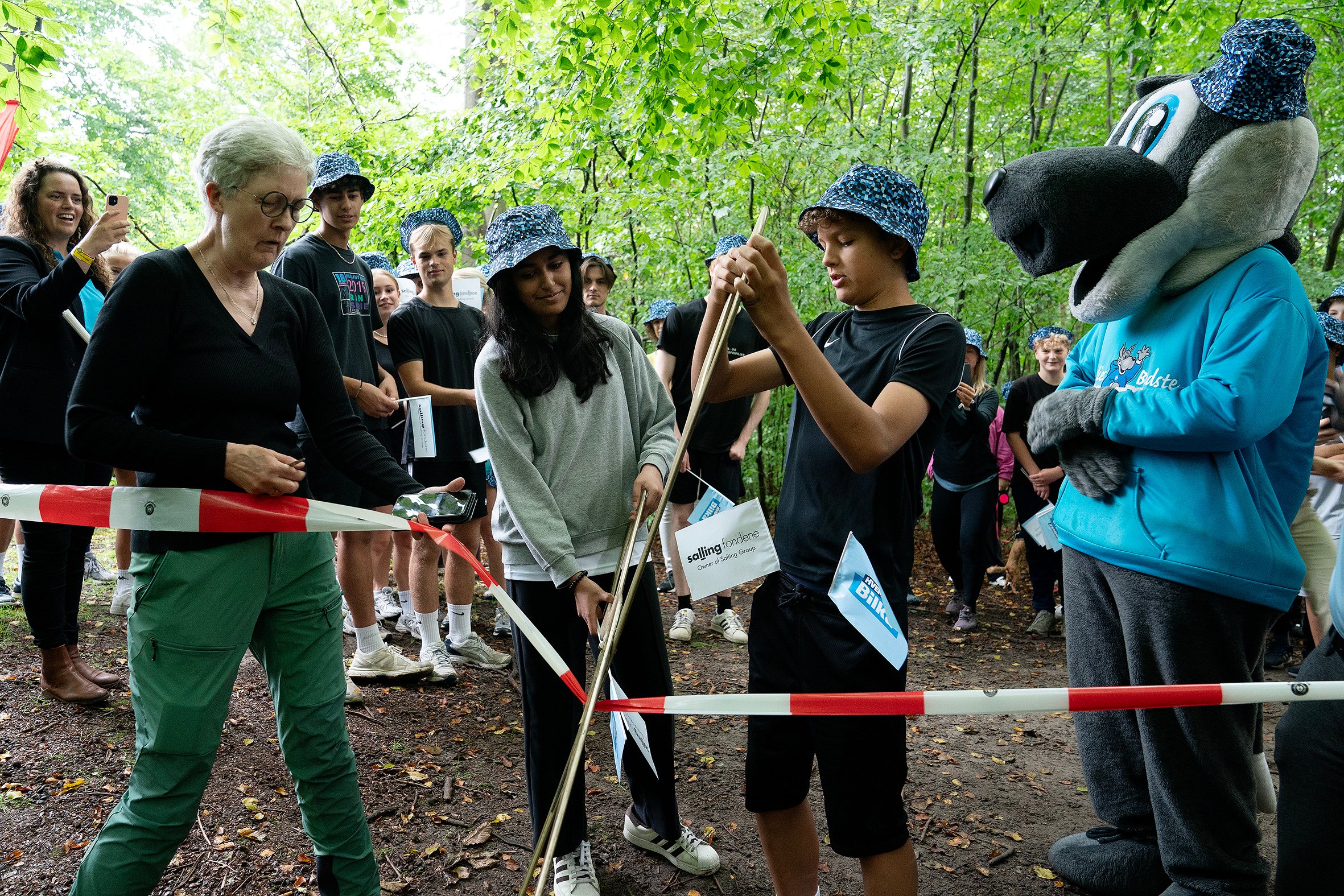 Borgmester Kirsten Jensen klippede snoren til den nye skovbanen sammen med elever fra både byskolen, gymnasiet og professionshøjskolen. Foto: Thomas Olsen