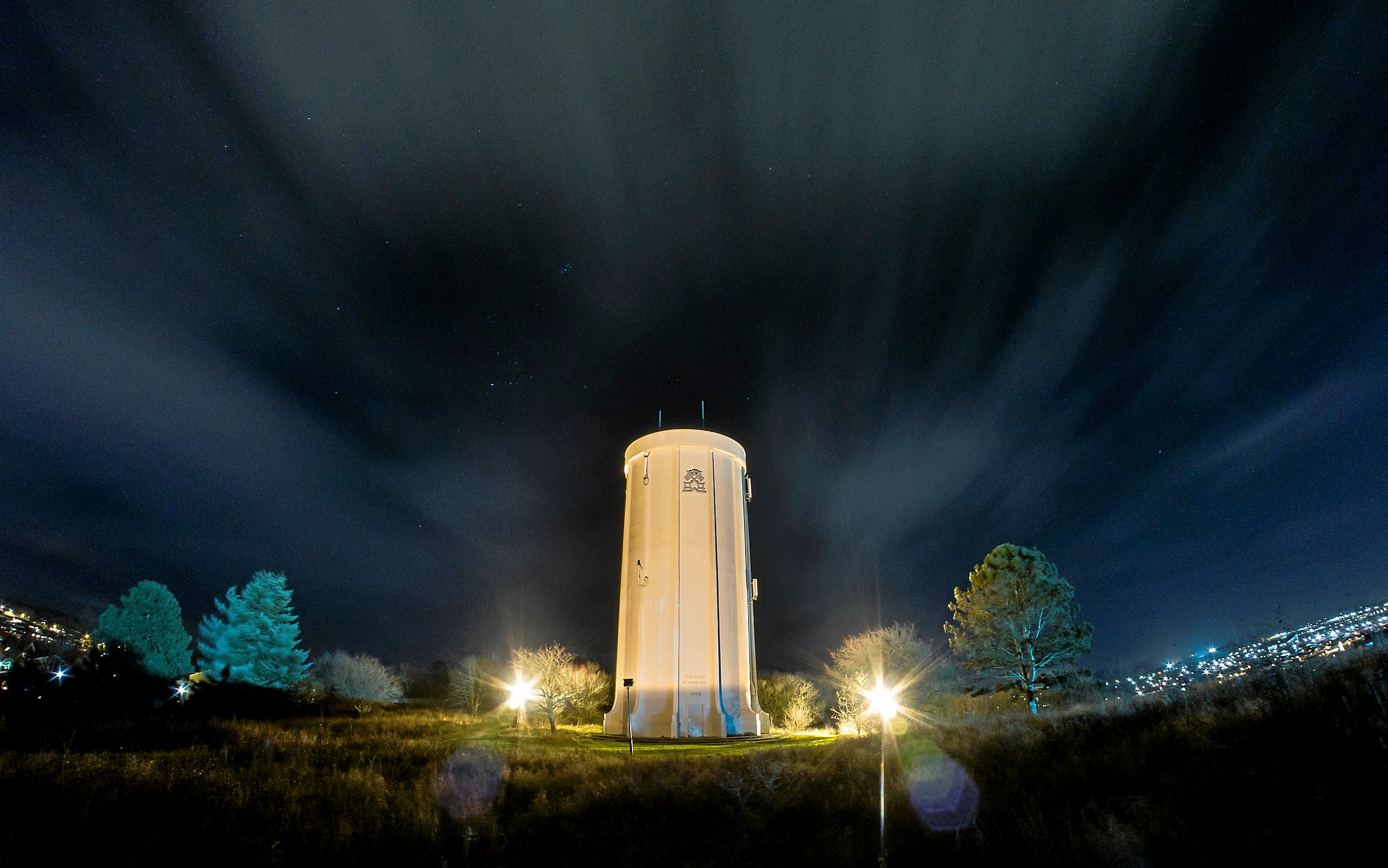 Sjølundstårnet får atter lys på. Her smukt fotograferet af Mads Sabroe