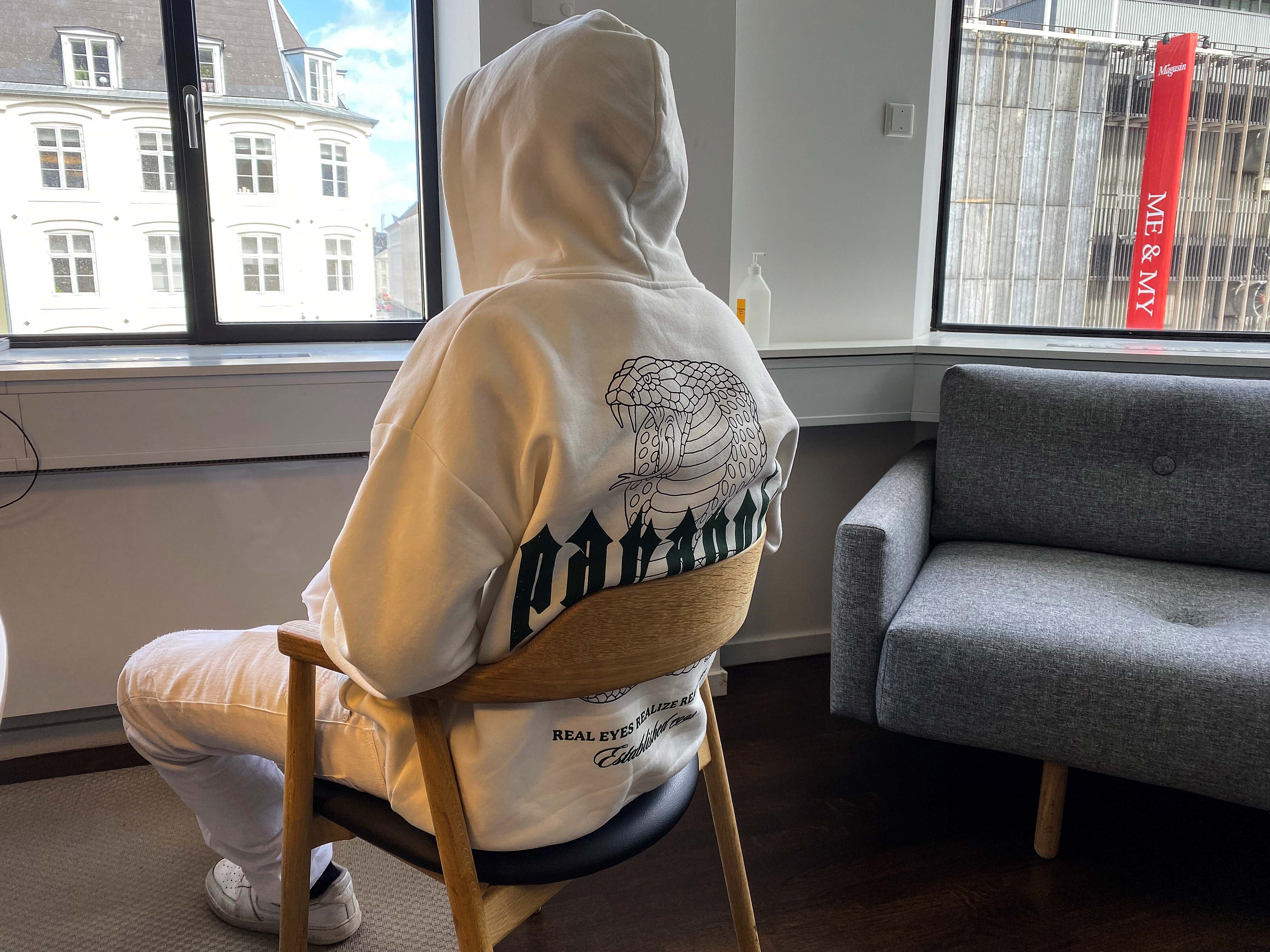 Hassans far er varetægtsfængslet in absentia for vanrøgt, vold og psykisk vold mod sine børn. Nu kræver Hassan erstatning af Egedal Kommune, som han mener skulle have grebet ind. Foto: KT