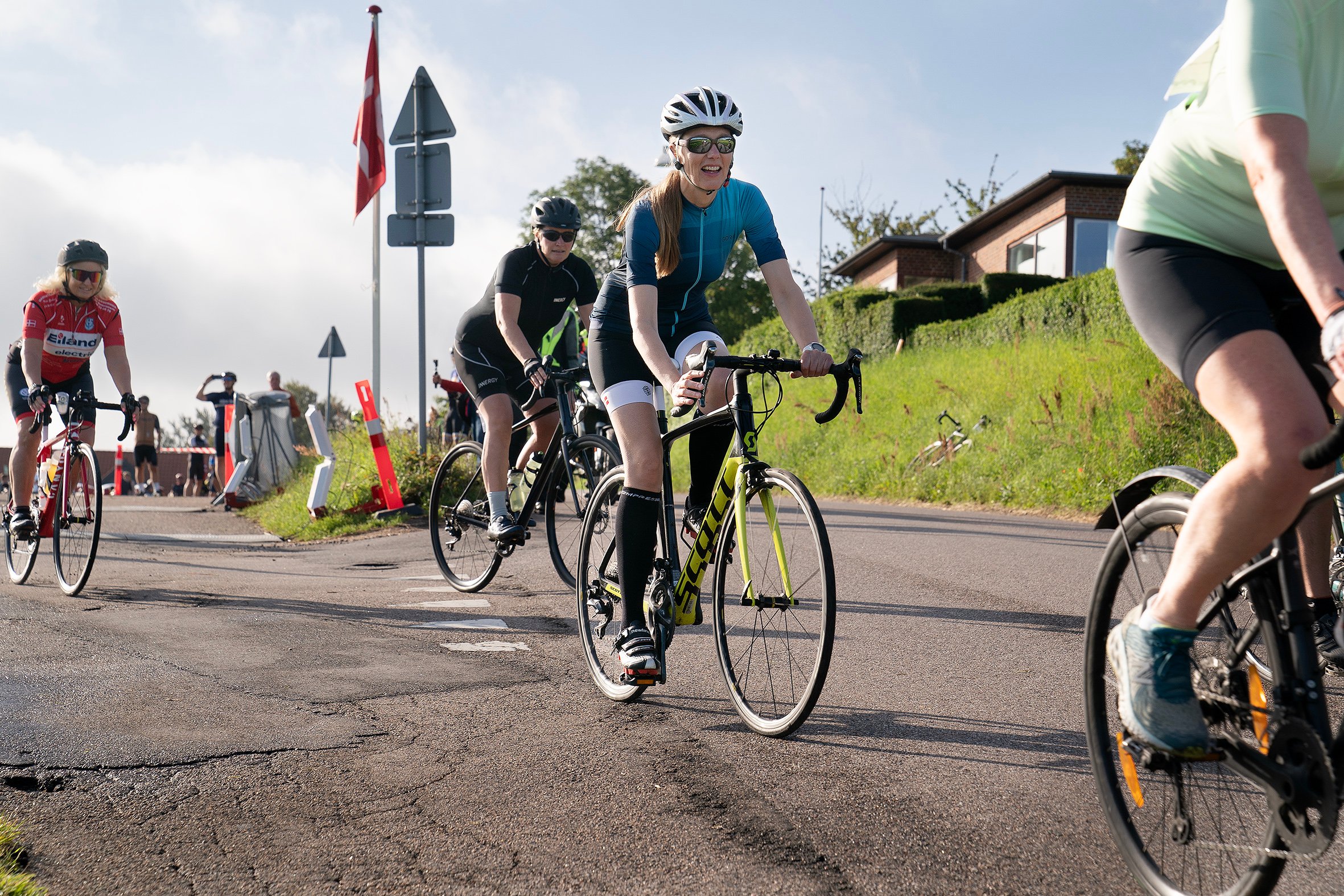 Politikerne vil gerne etablere flere cykelstier - til gavn for både skolebørn og cykelturister. Men de planer er blevet pivdyre.