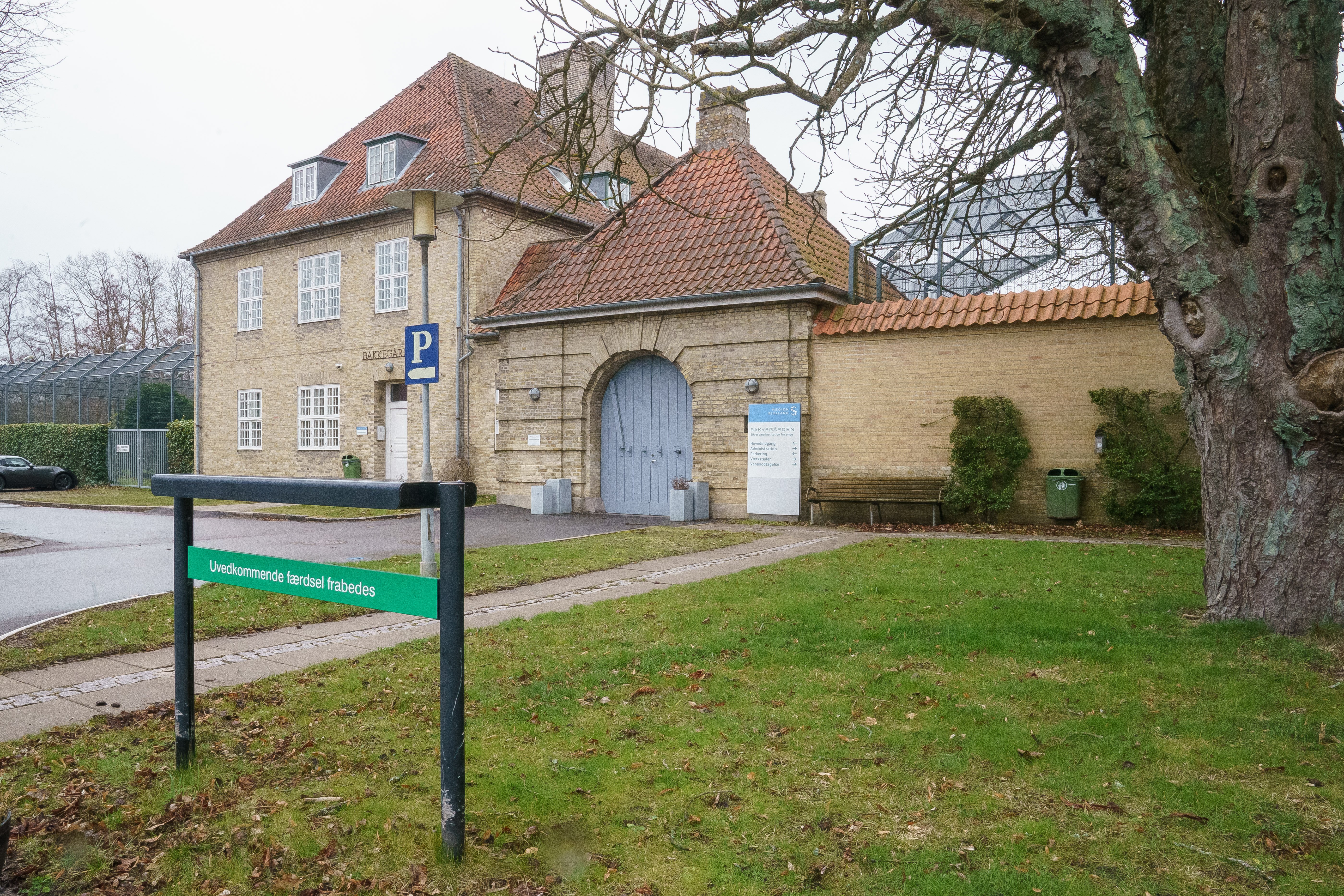 Fire vikarer er tiltalt for at give unge indsatte på sikret institution piller.